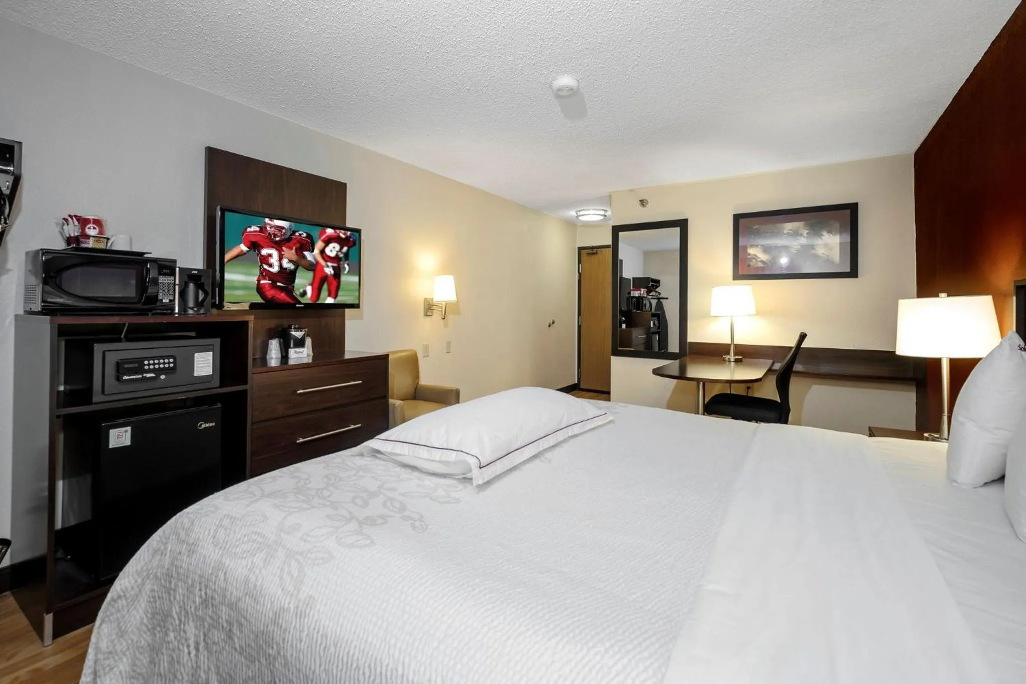 Photo of the whole room, Bed in Red Roof Inn PLUS+ & Suites Malone