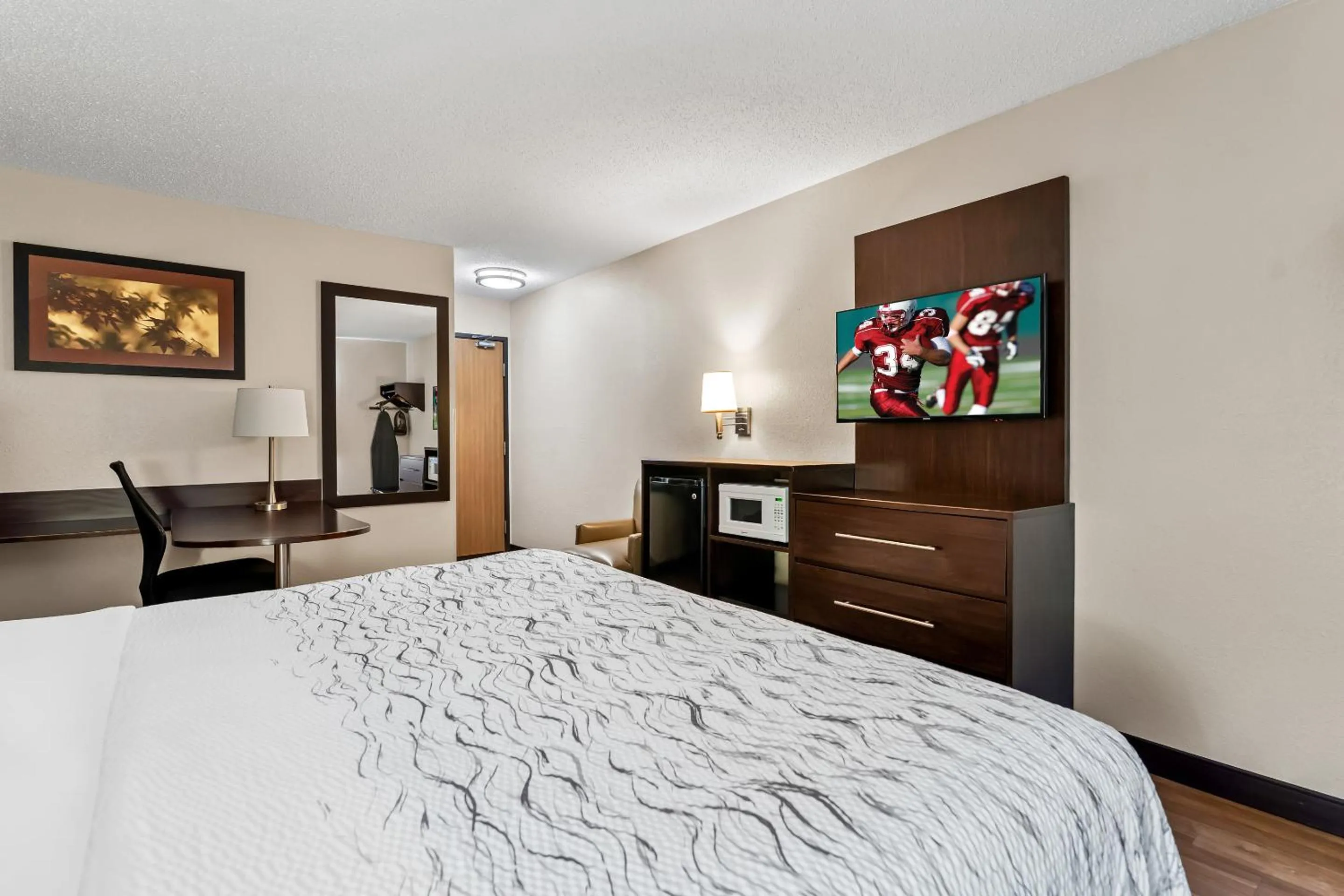 Photo of the whole room, Bed in Red Roof Inn PLUS+ & Suites Malone