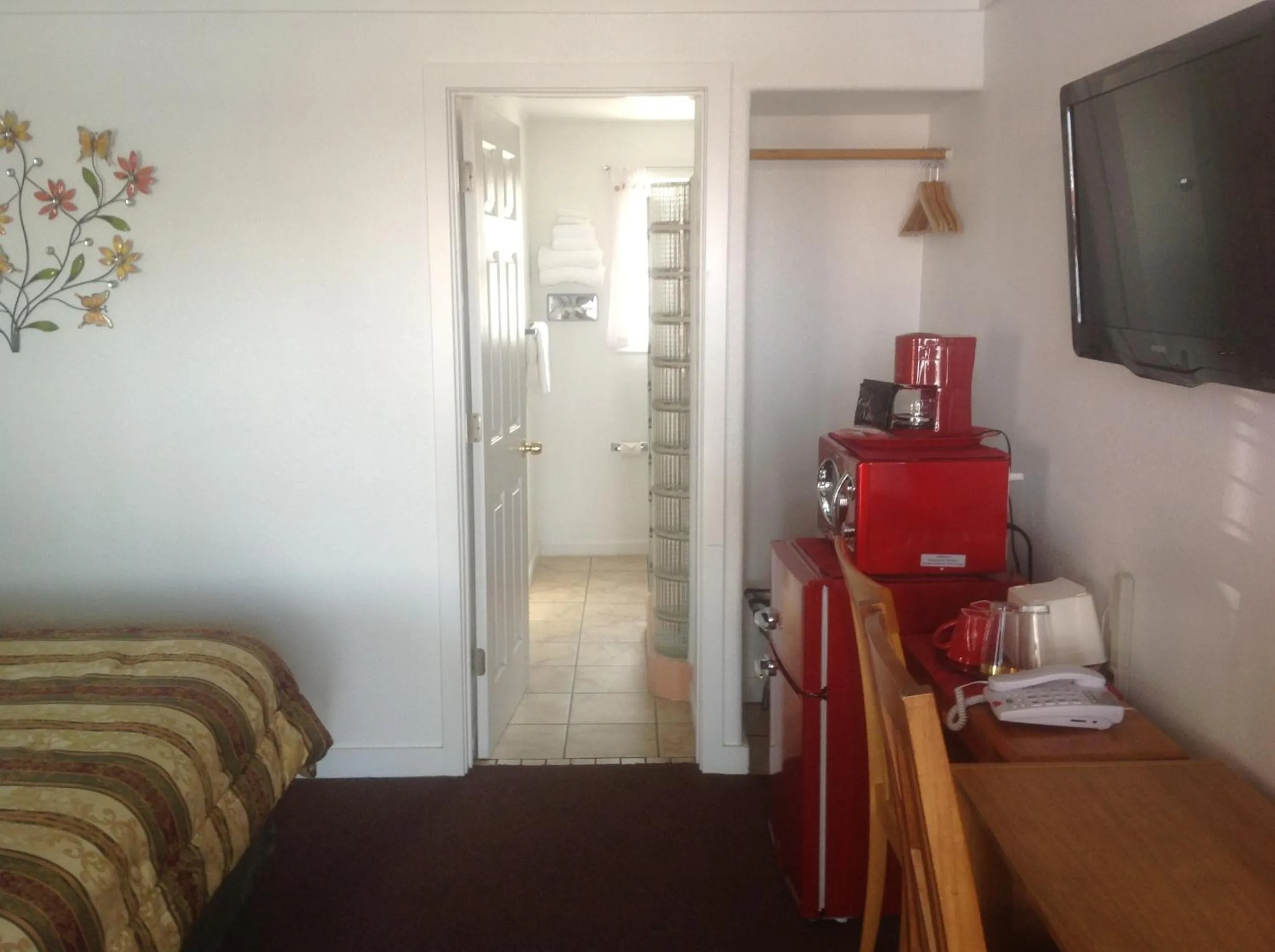 Photo of the whole room in Holiday Motel Bend