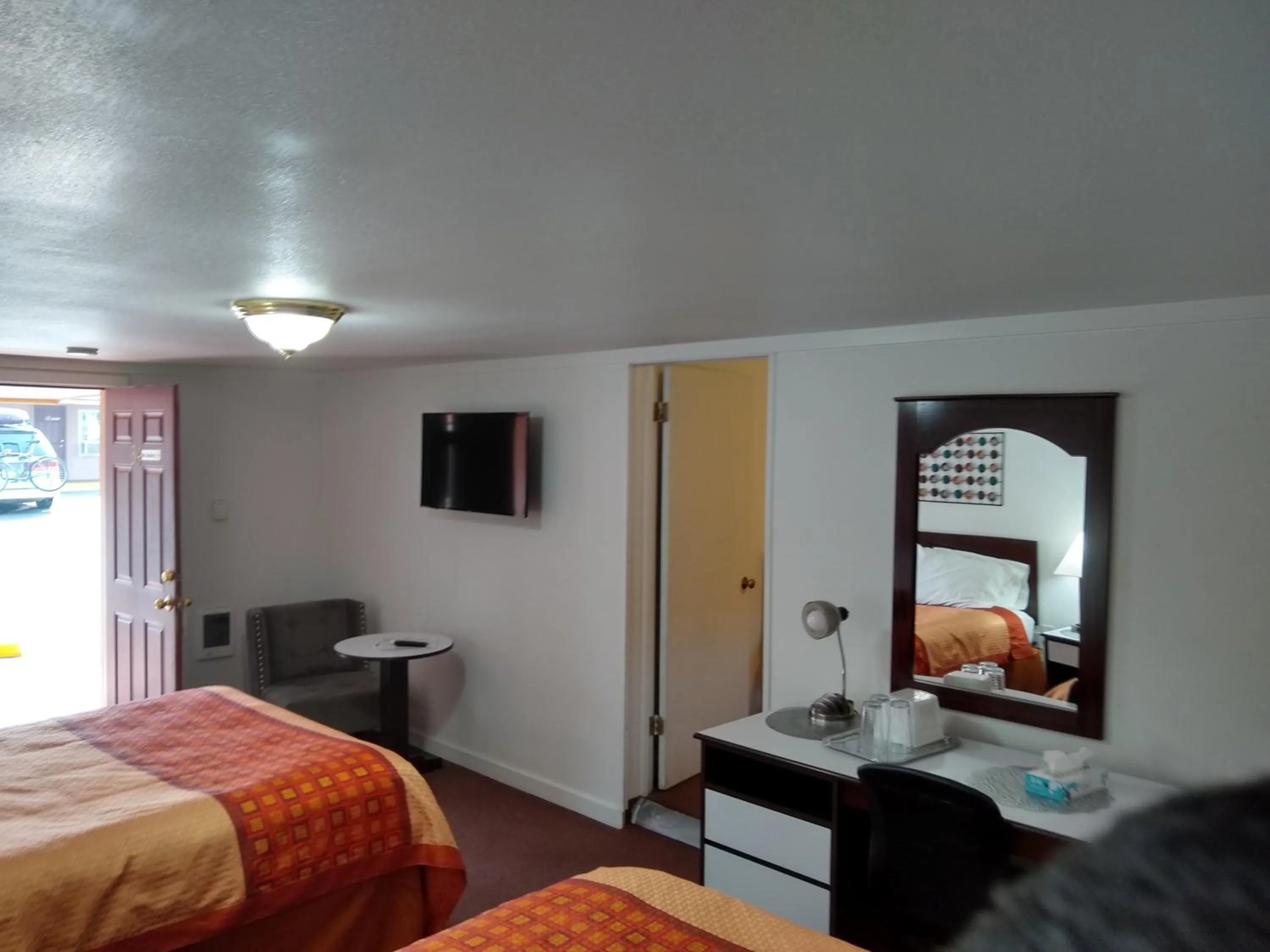 Bed in Holiday Motel Bend