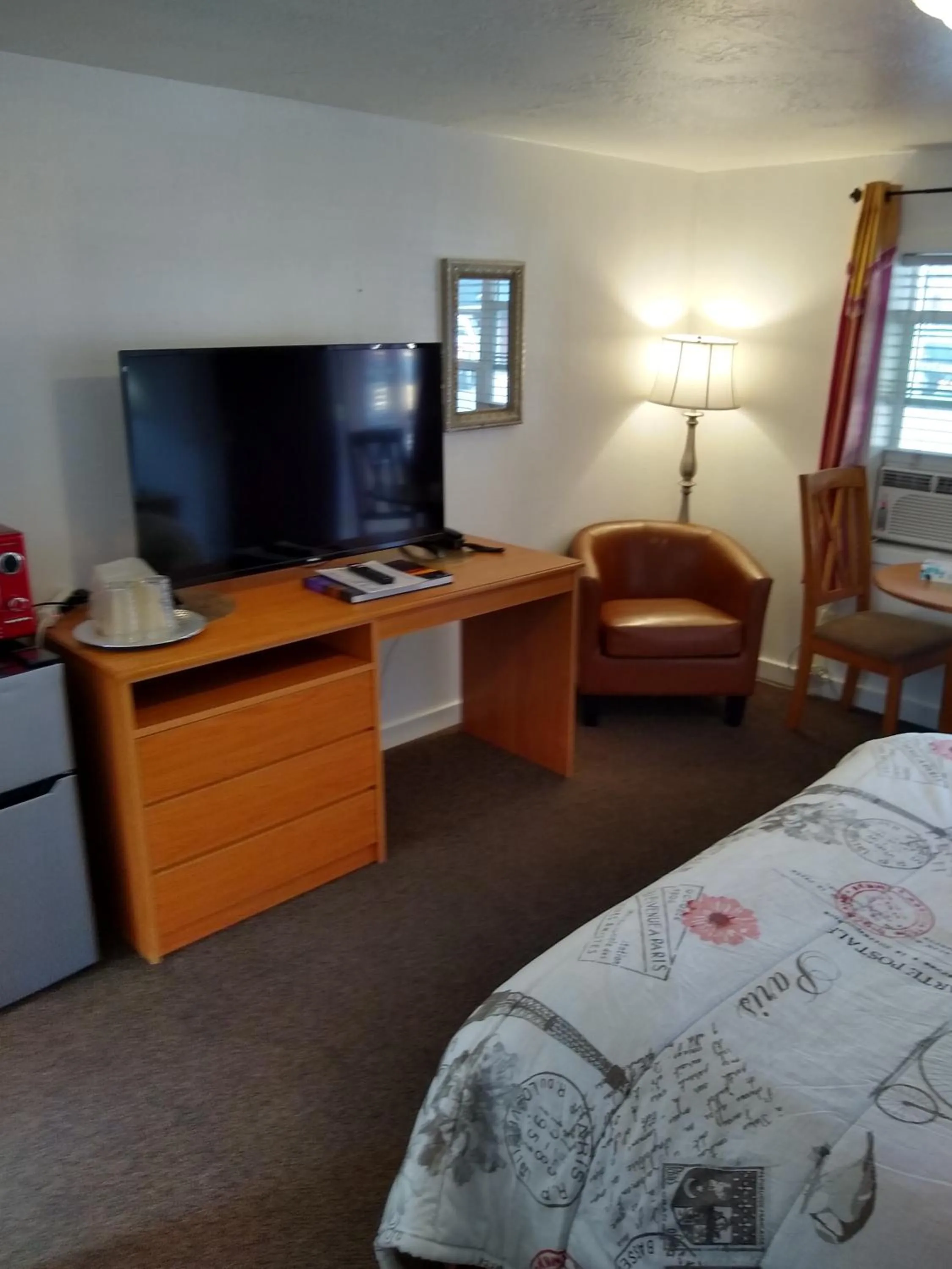 Bed in Holiday Motel Bend