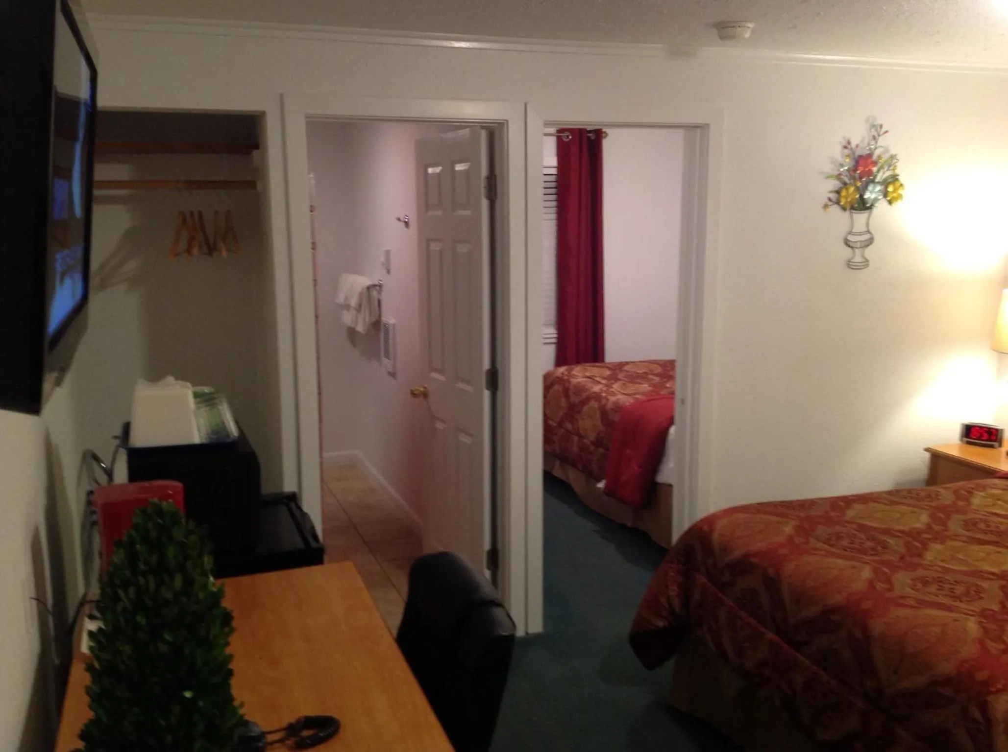 Photo of the whole room, Bed in Holiday Motel Bend