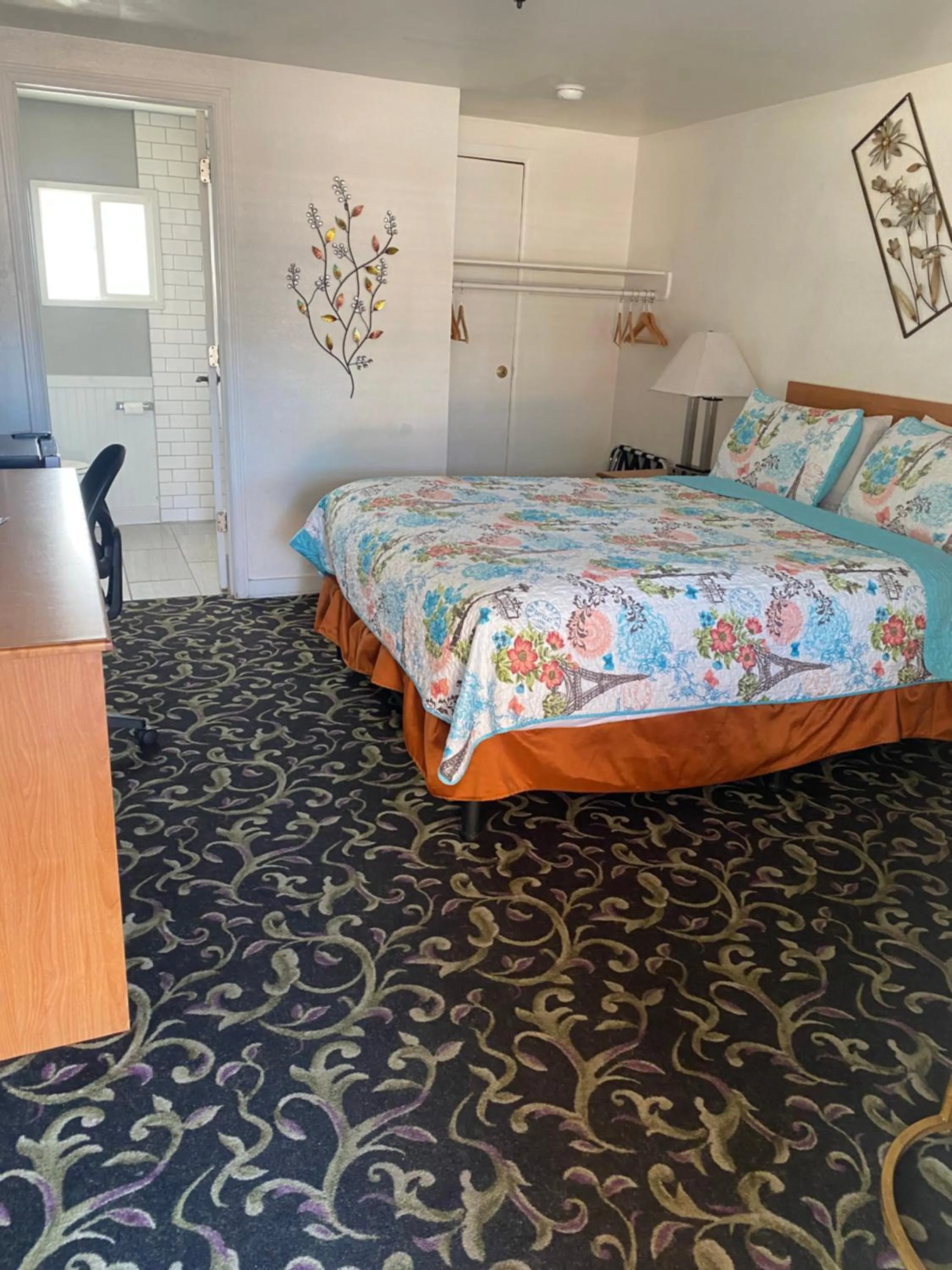 Bed in Holiday Motel Bend