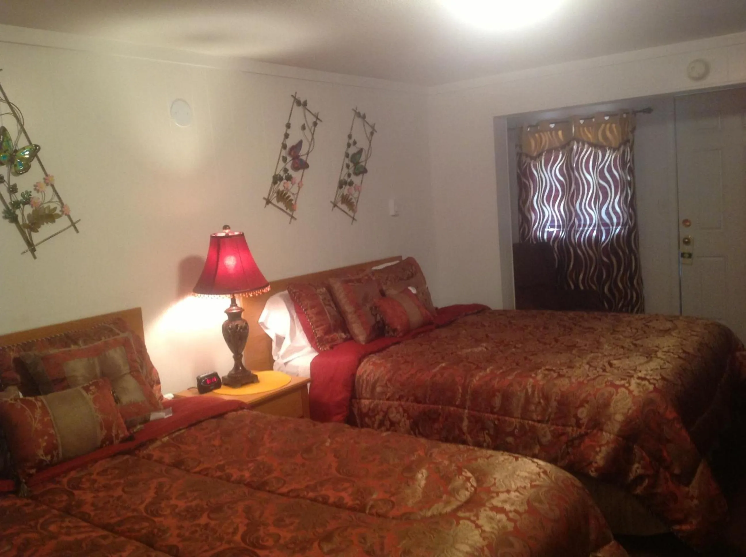 Photo of the whole room, Bed in Holiday Motel Bend