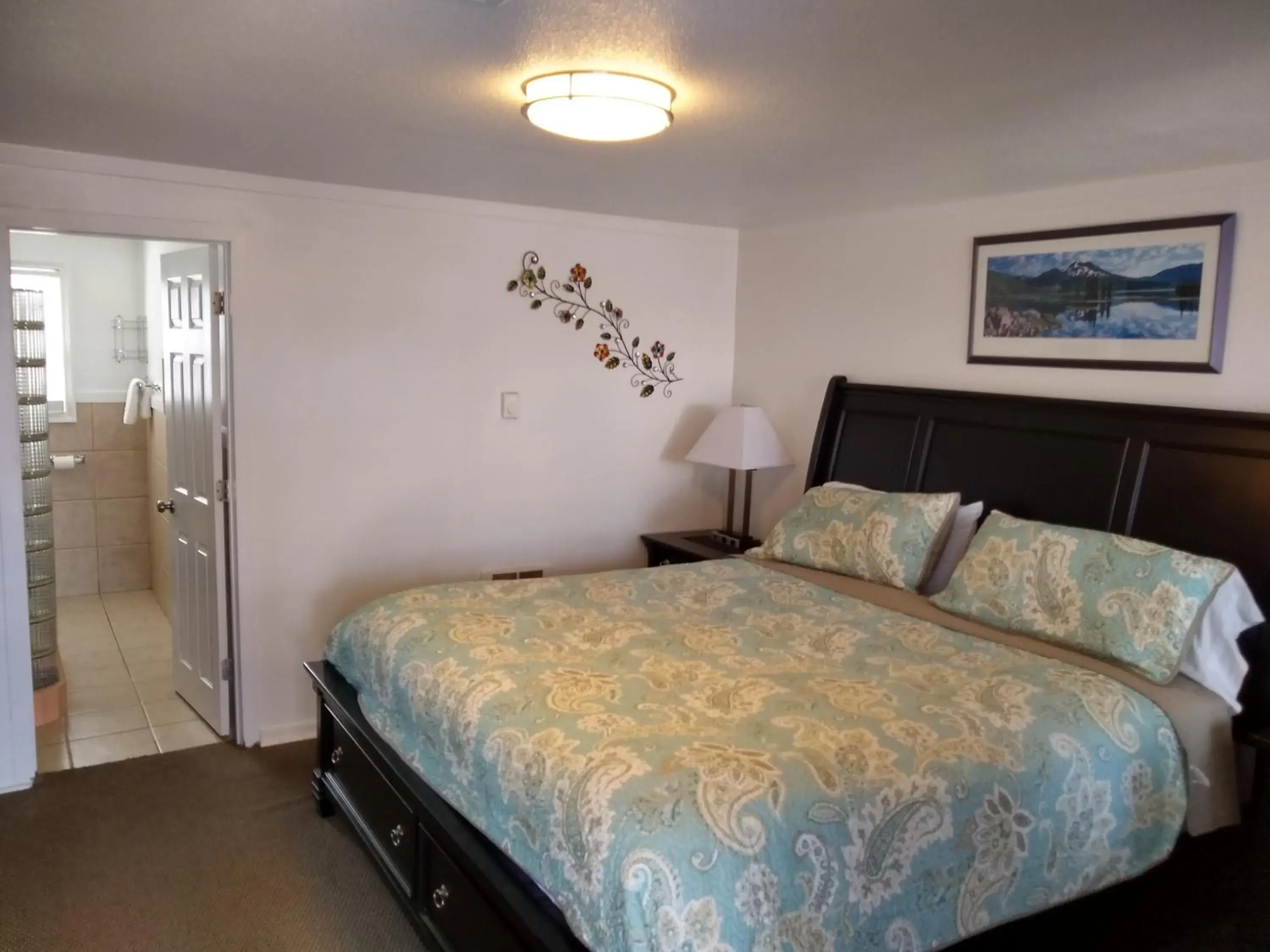 King Room in Holiday Motel Bend King Room in Holiday Motel Bend