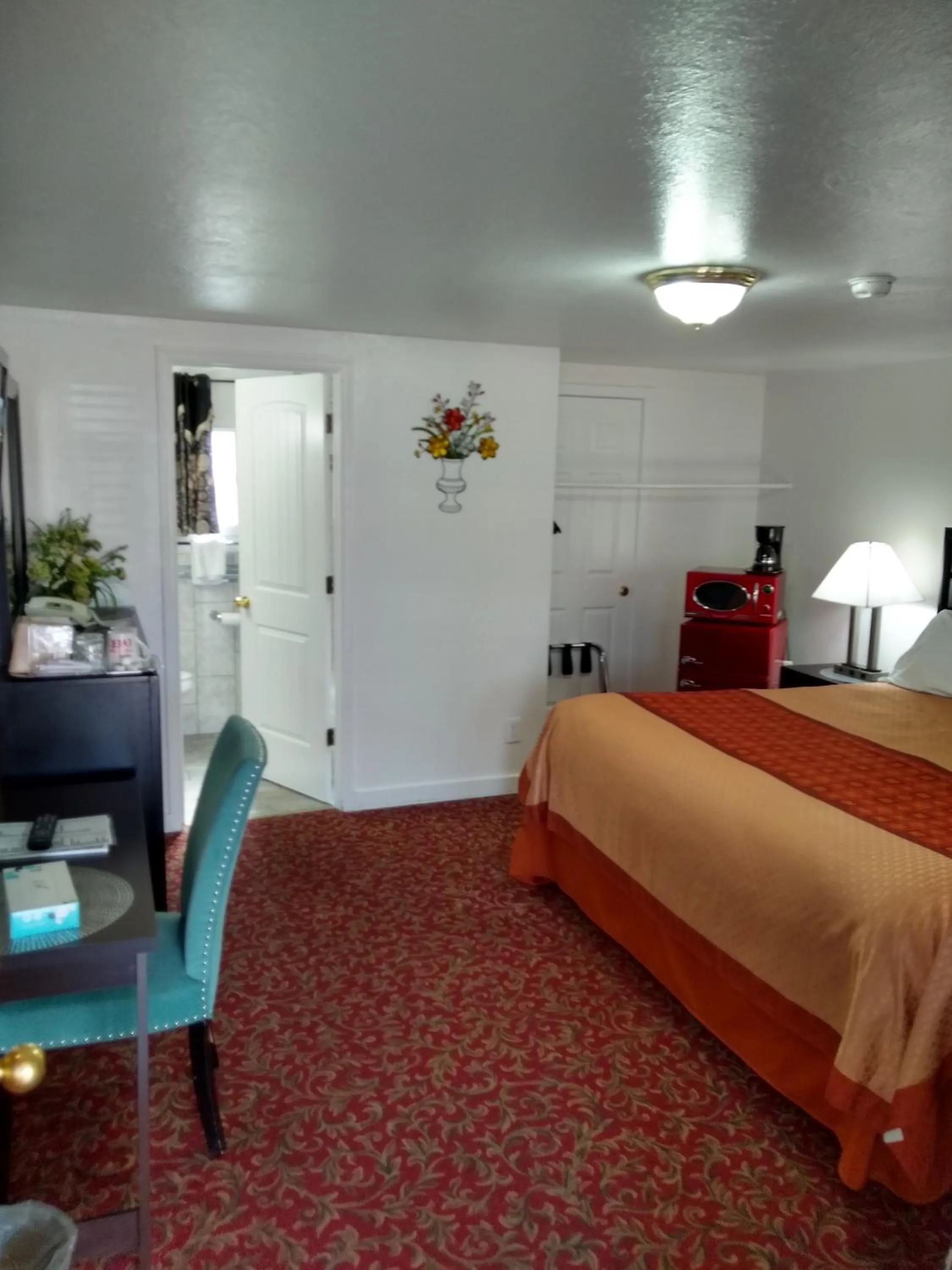 Bed in Holiday Motel Bend