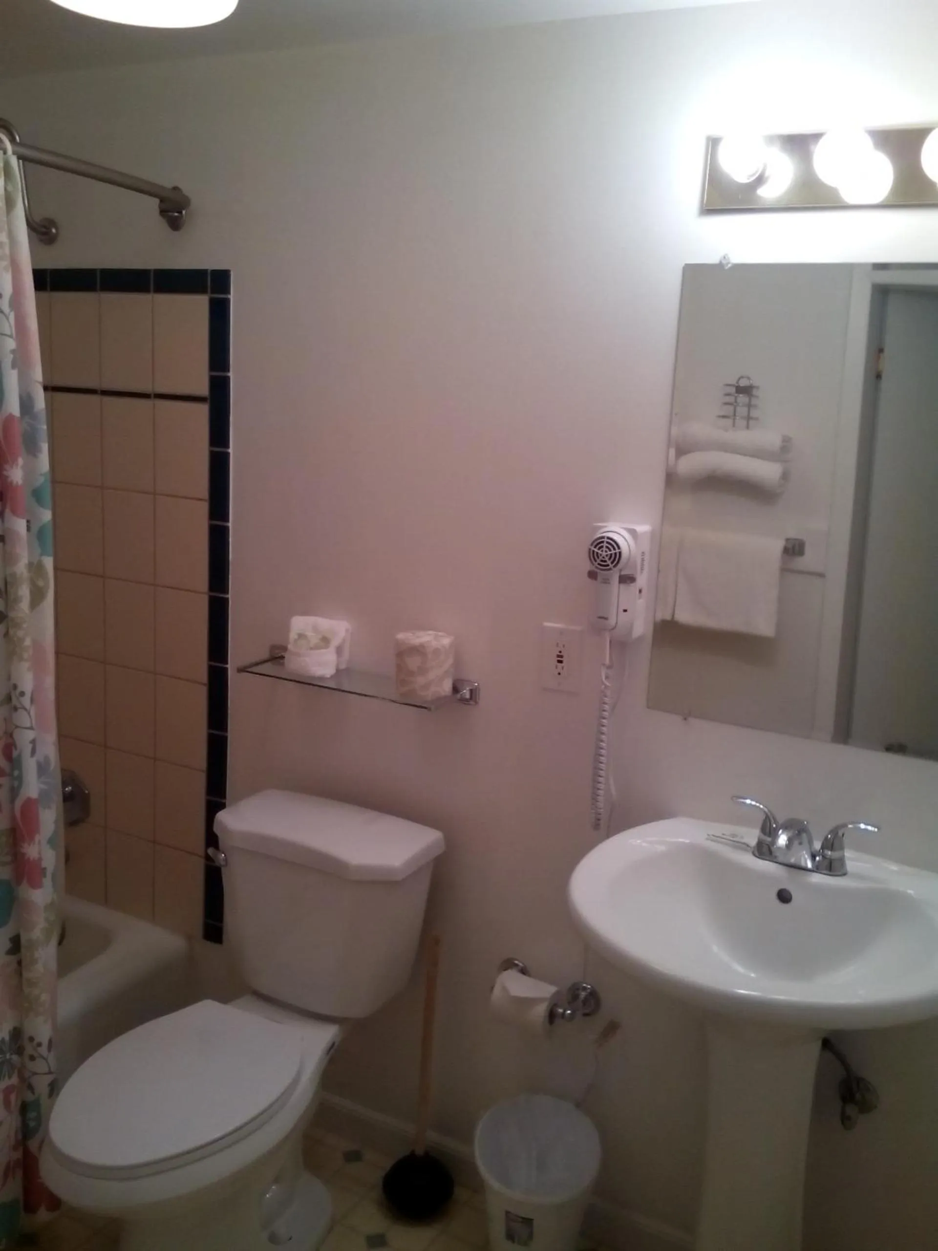 Bathroom in Holiday Motel Bend