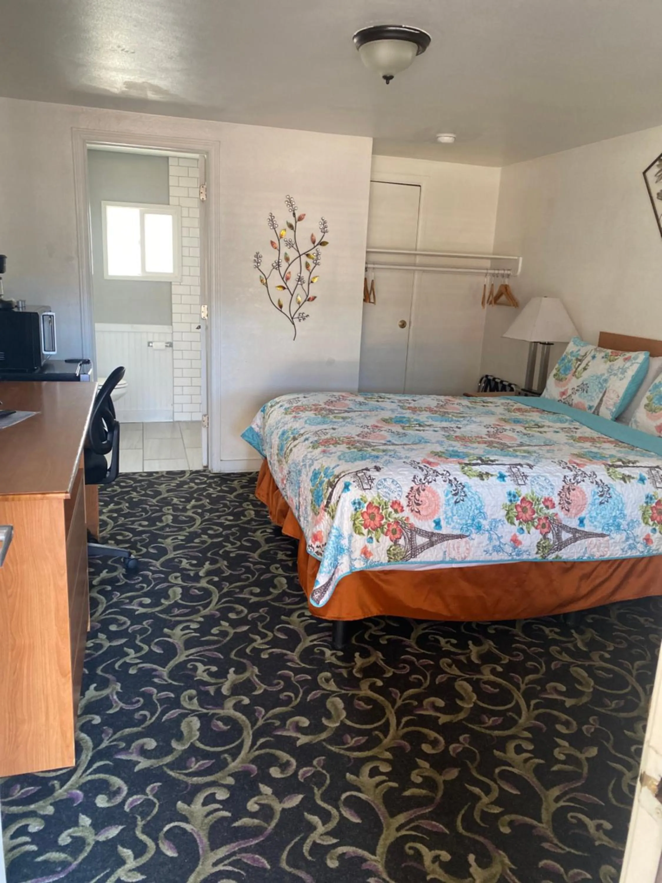 Bed in Holiday Motel Bend