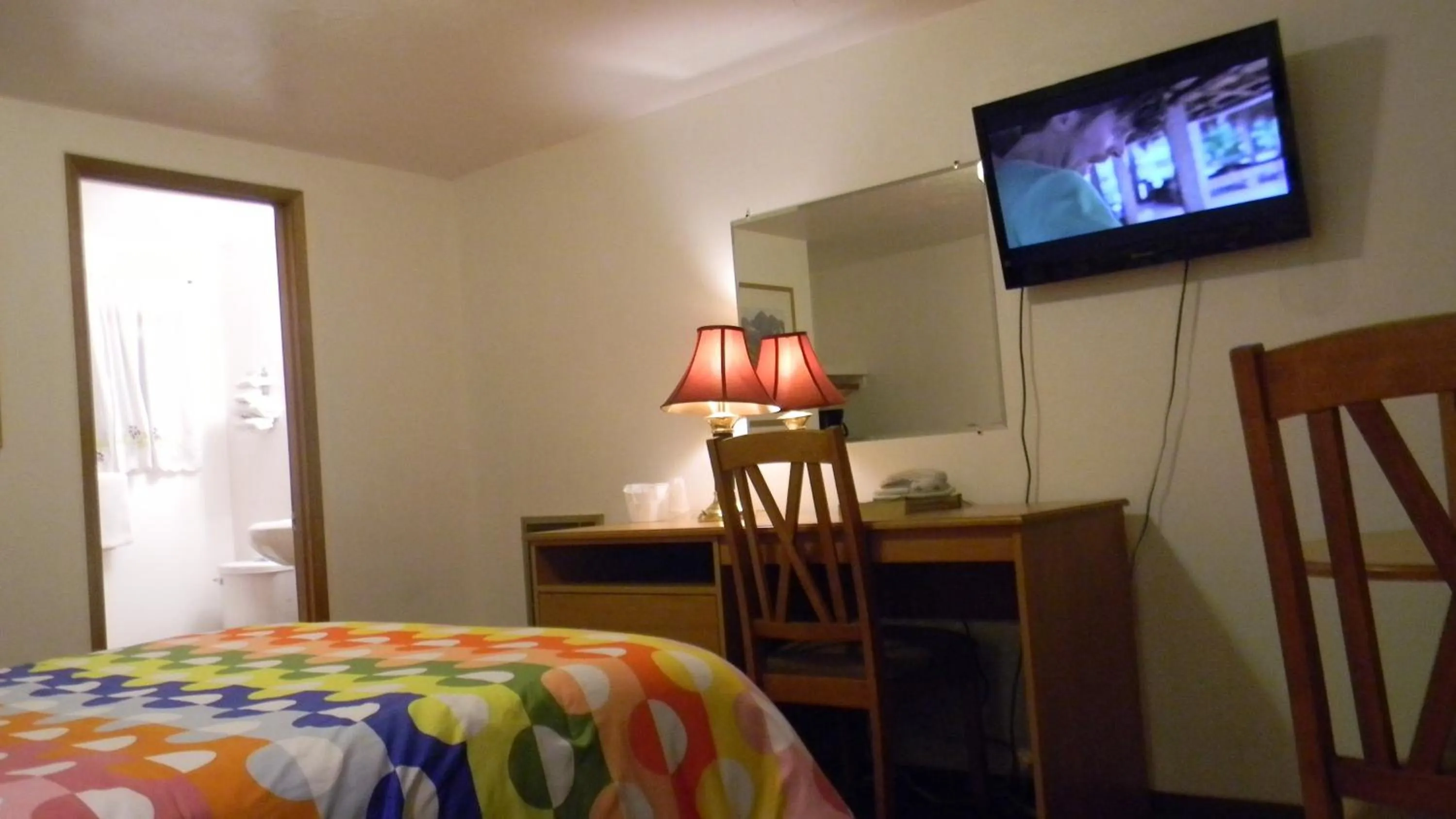 Photo of the whole room, Bed in Holiday Motel Bend