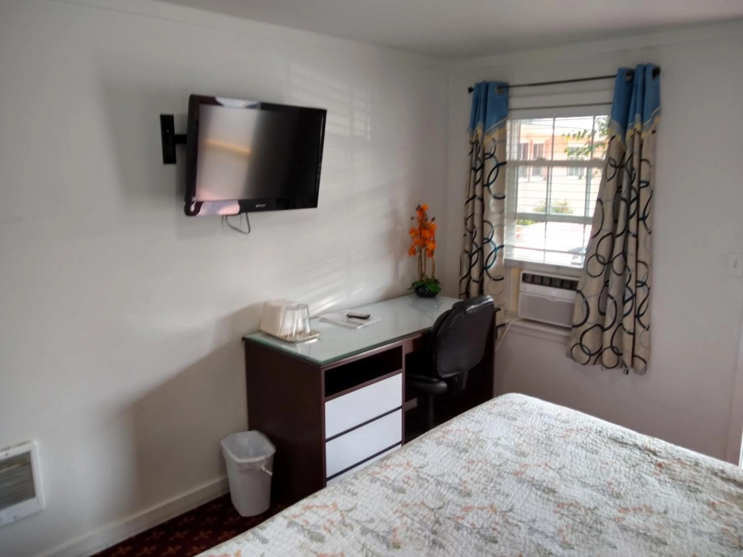 Bed in Holiday Motel Bend