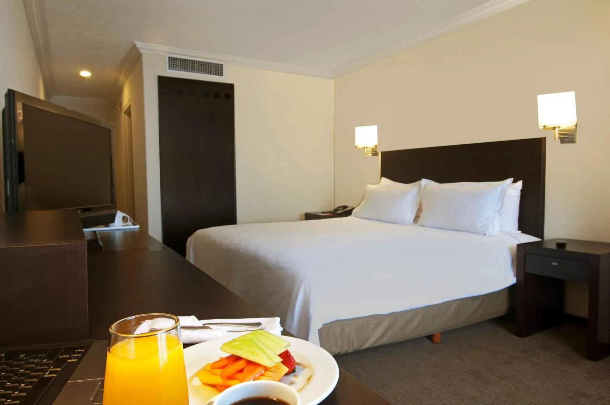 Photo of the whole room, Bed in Fiesta Inn Toluca Centro