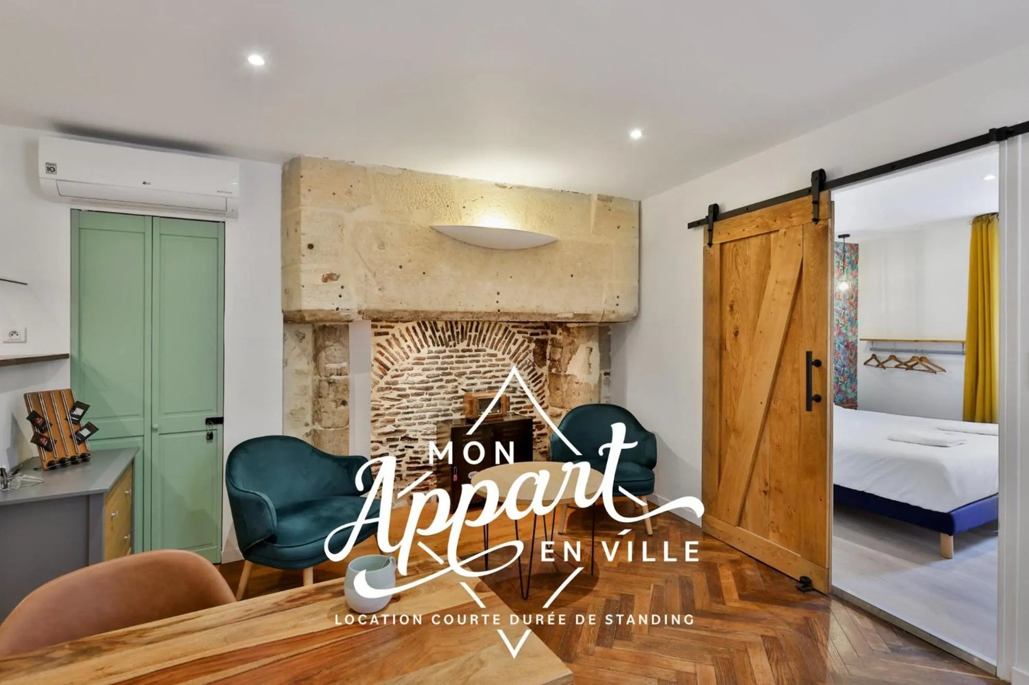 Living room, Bed in L' échafaud - Apparts de standing - Centre historique