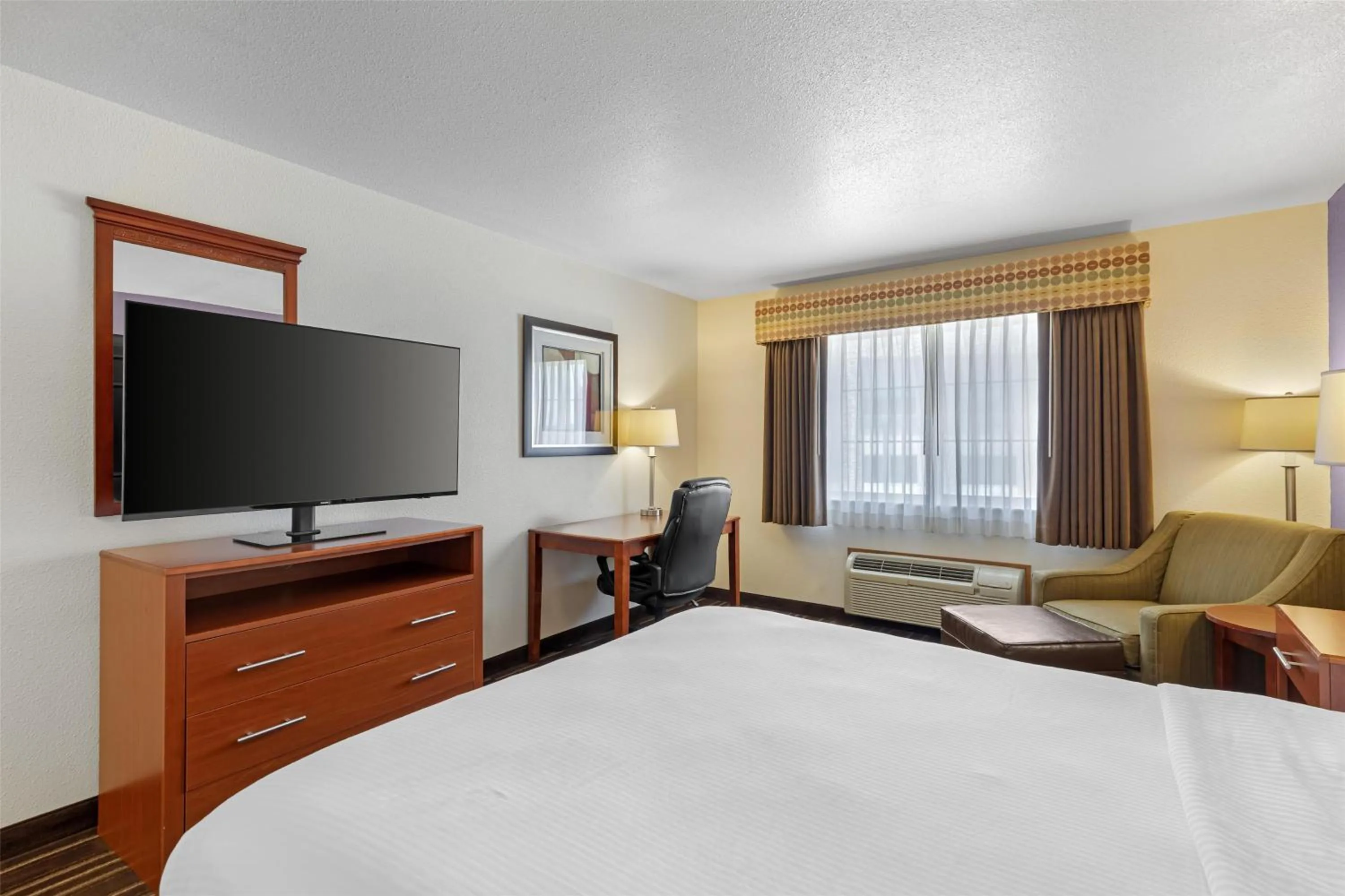 Bedroom, Bed in Best Western Firestone Inn & Suites