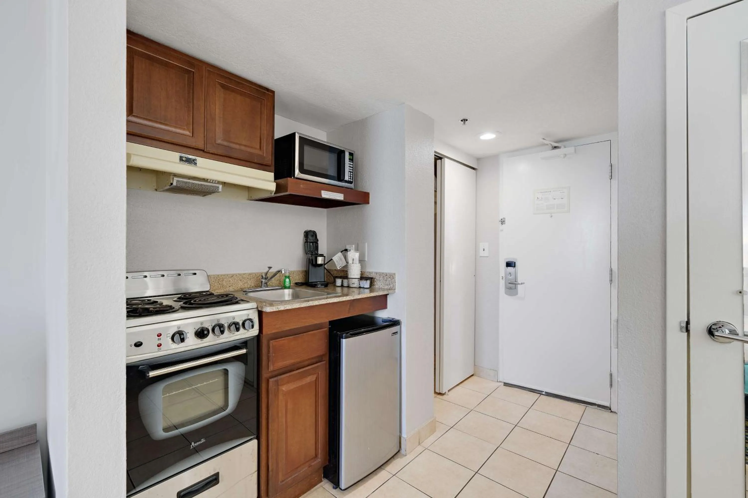 Bedroom in Best Western Plus Holiday Sands Inn & Suites