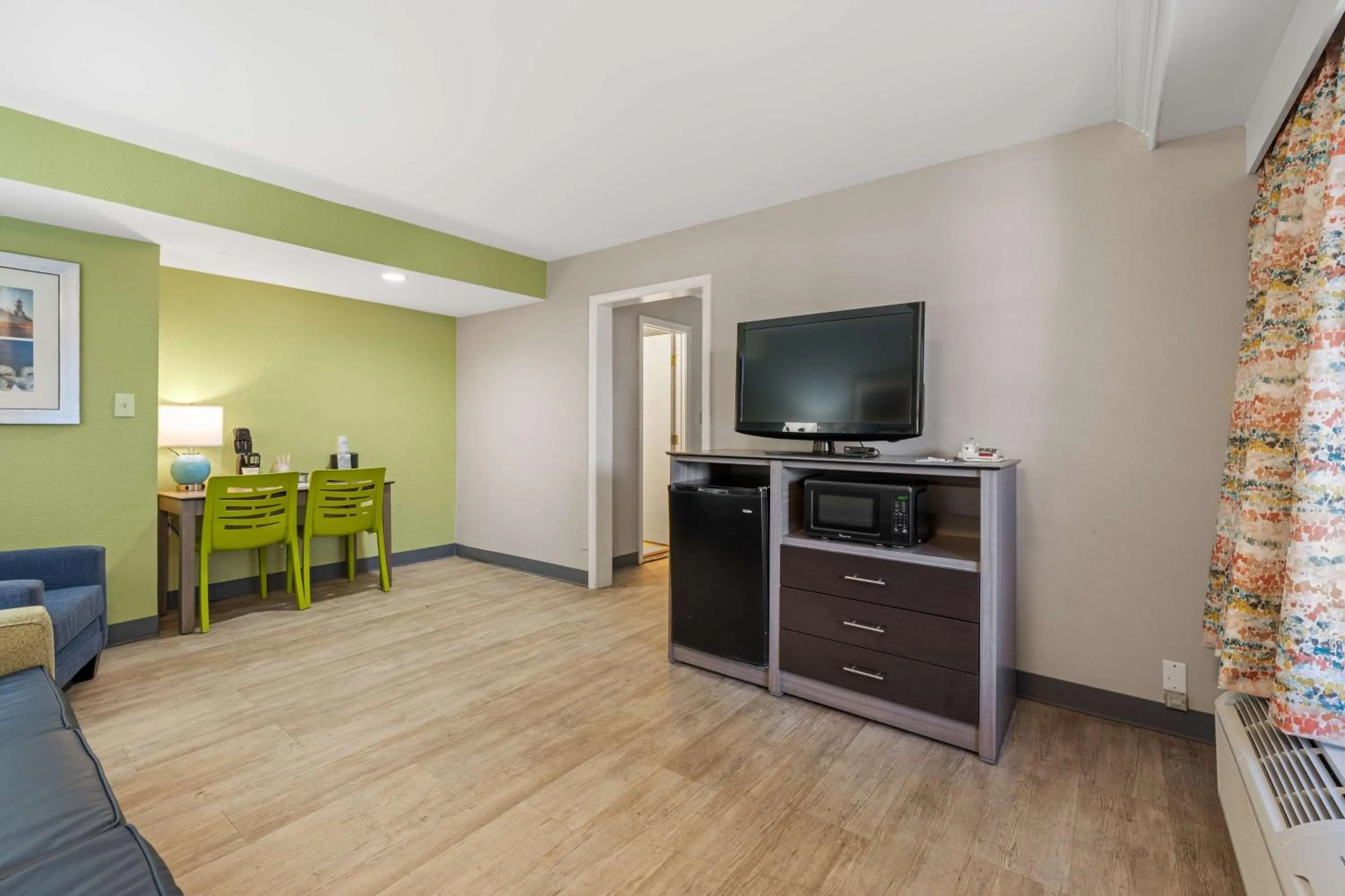 Bedroom in Best Western Plus Holiday Sands Inn & Suites