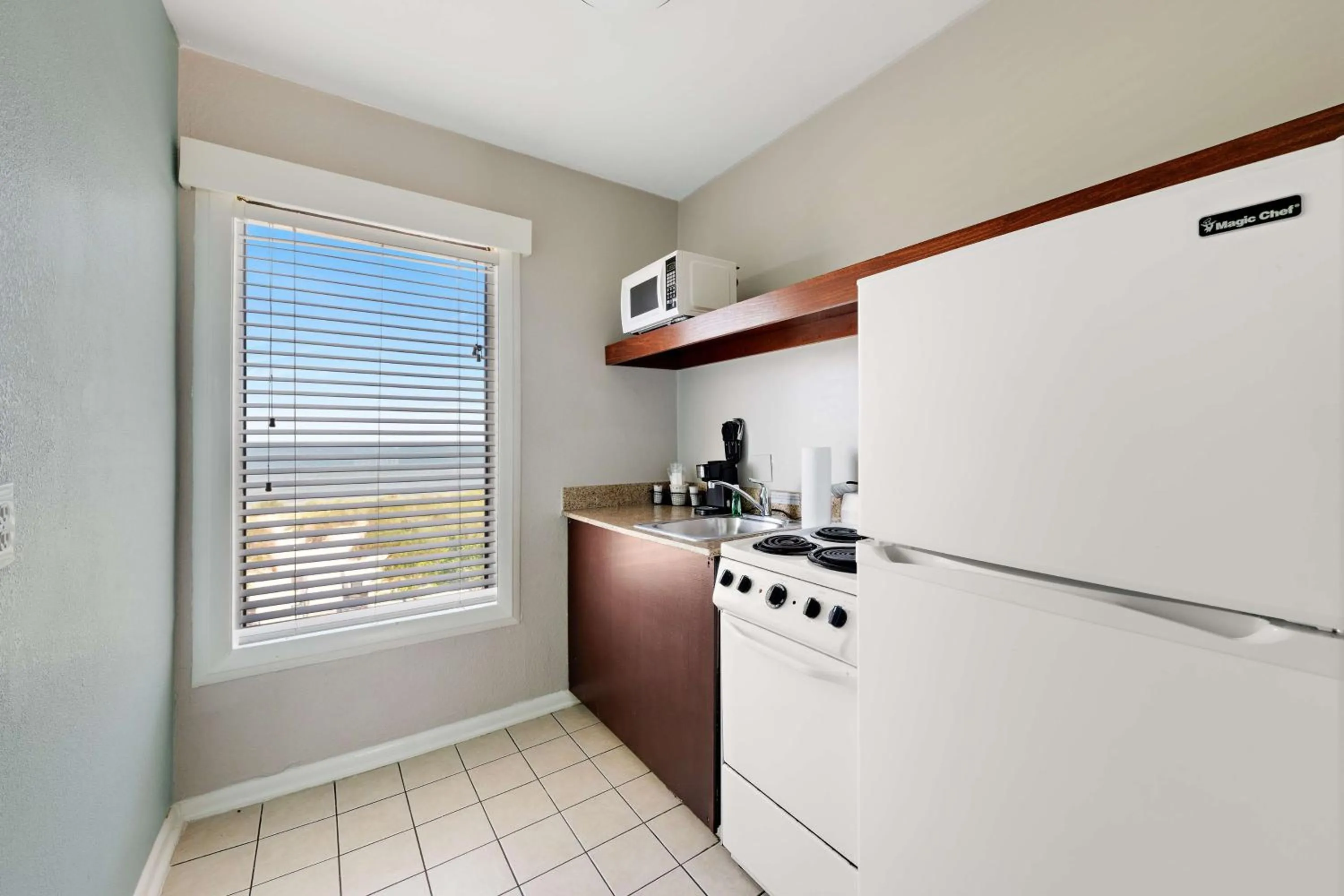 Bedroom in Best Western Plus Holiday Sands Inn & Suites