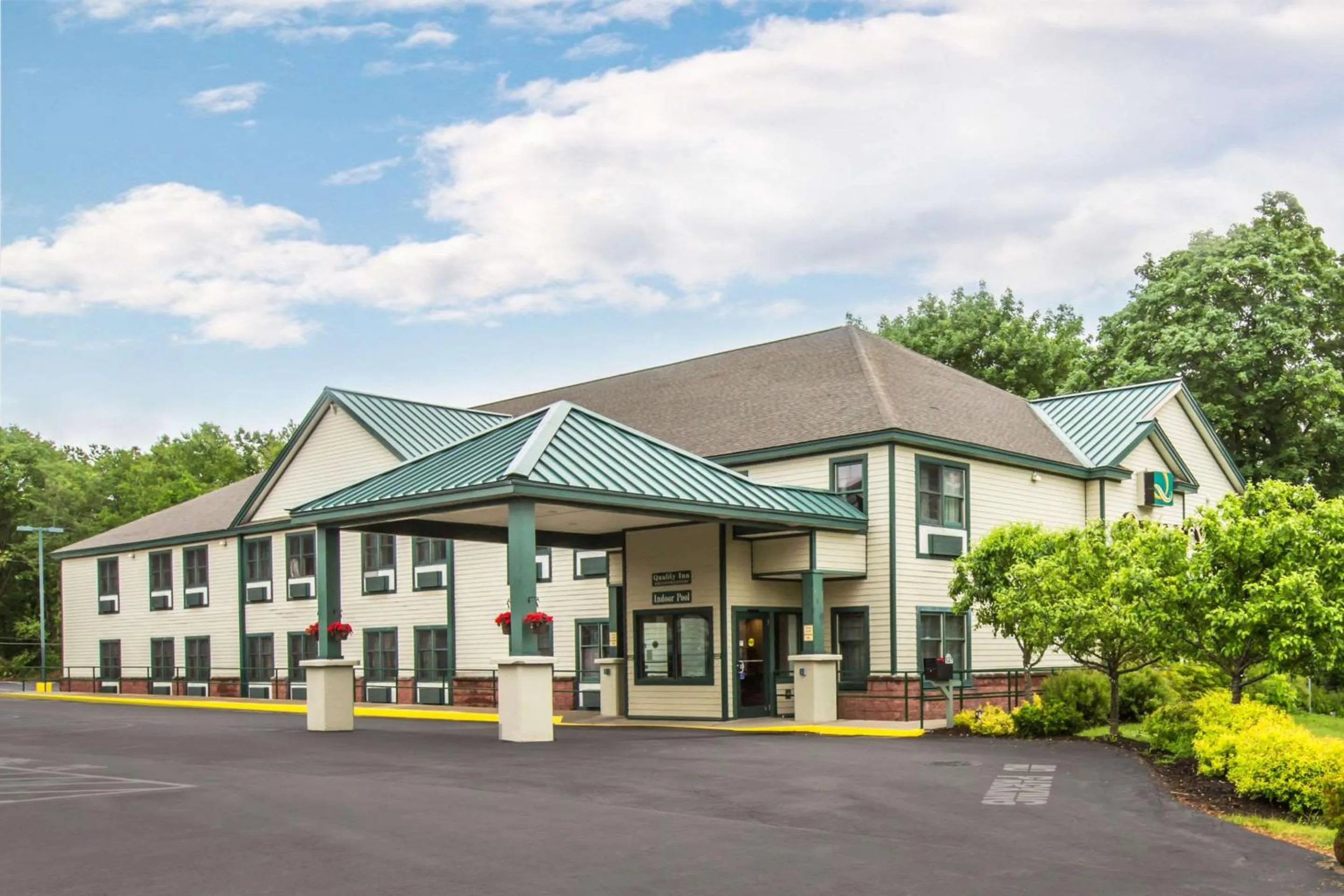 Property building in Econo Lodge Glens Falls - Lake George