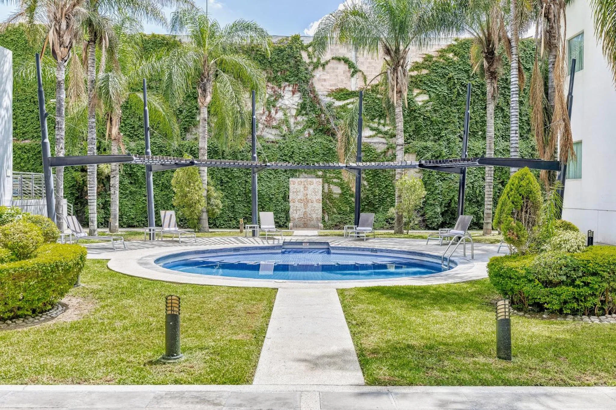 Swimming pool in Fiesta Inn Express San Luis Potosí Oriente