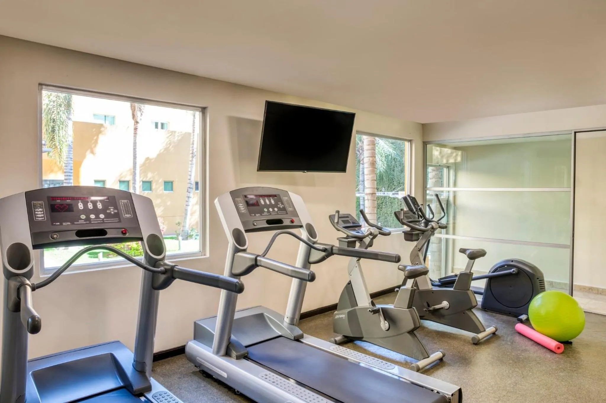 Fitness centre/facilities in Fiesta Inn Express San Luis Potosí Oriente