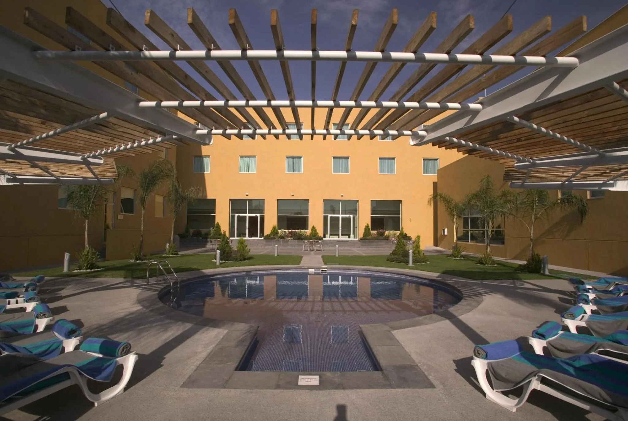 Property building in Fiesta Inn Express San Luis Potosí Oriente