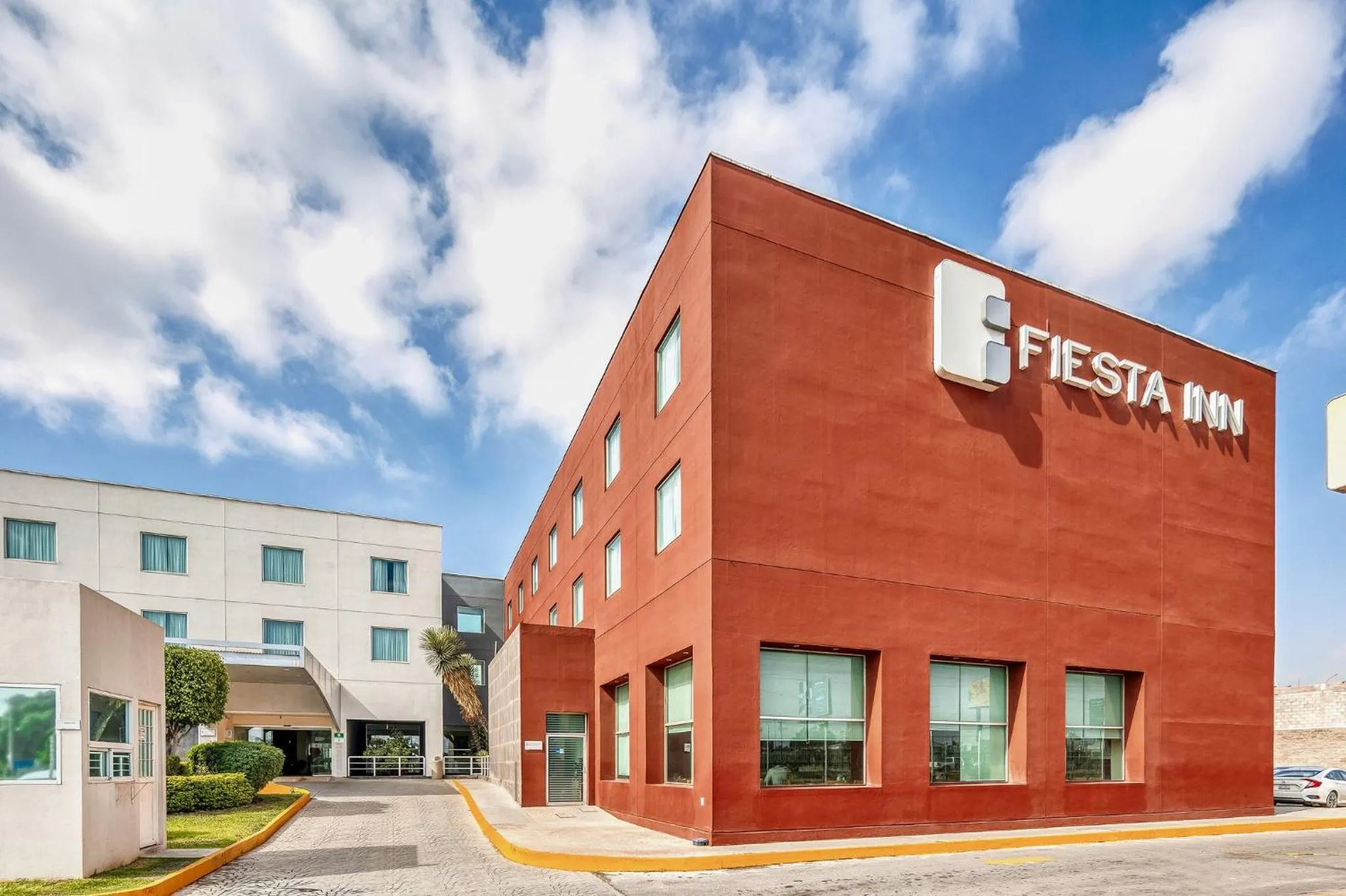 Property building in Fiesta Inn Express San Luis Potosí Oriente