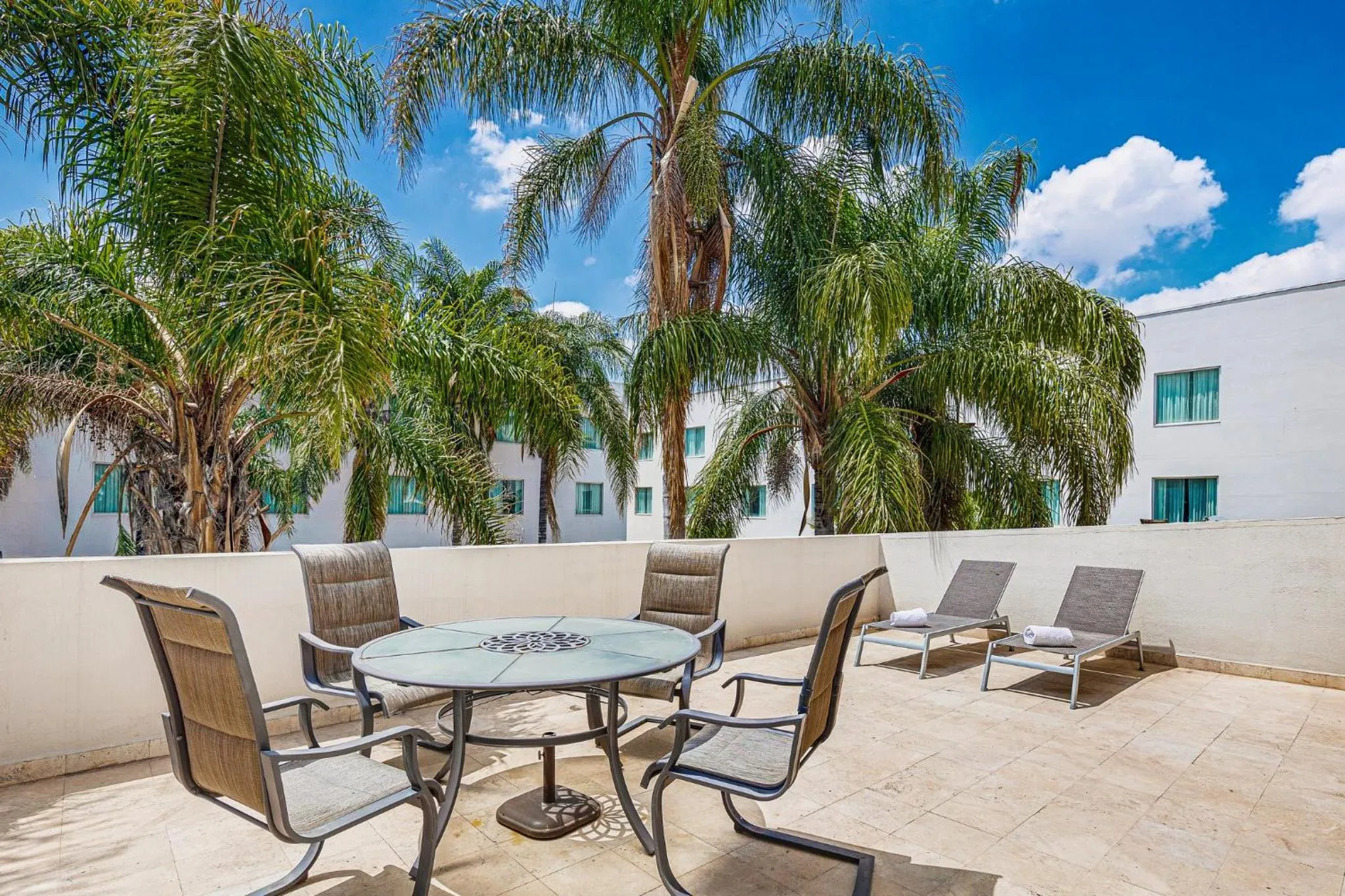 Photo of the whole room in Fiesta Inn Express San Luis Potosí Oriente