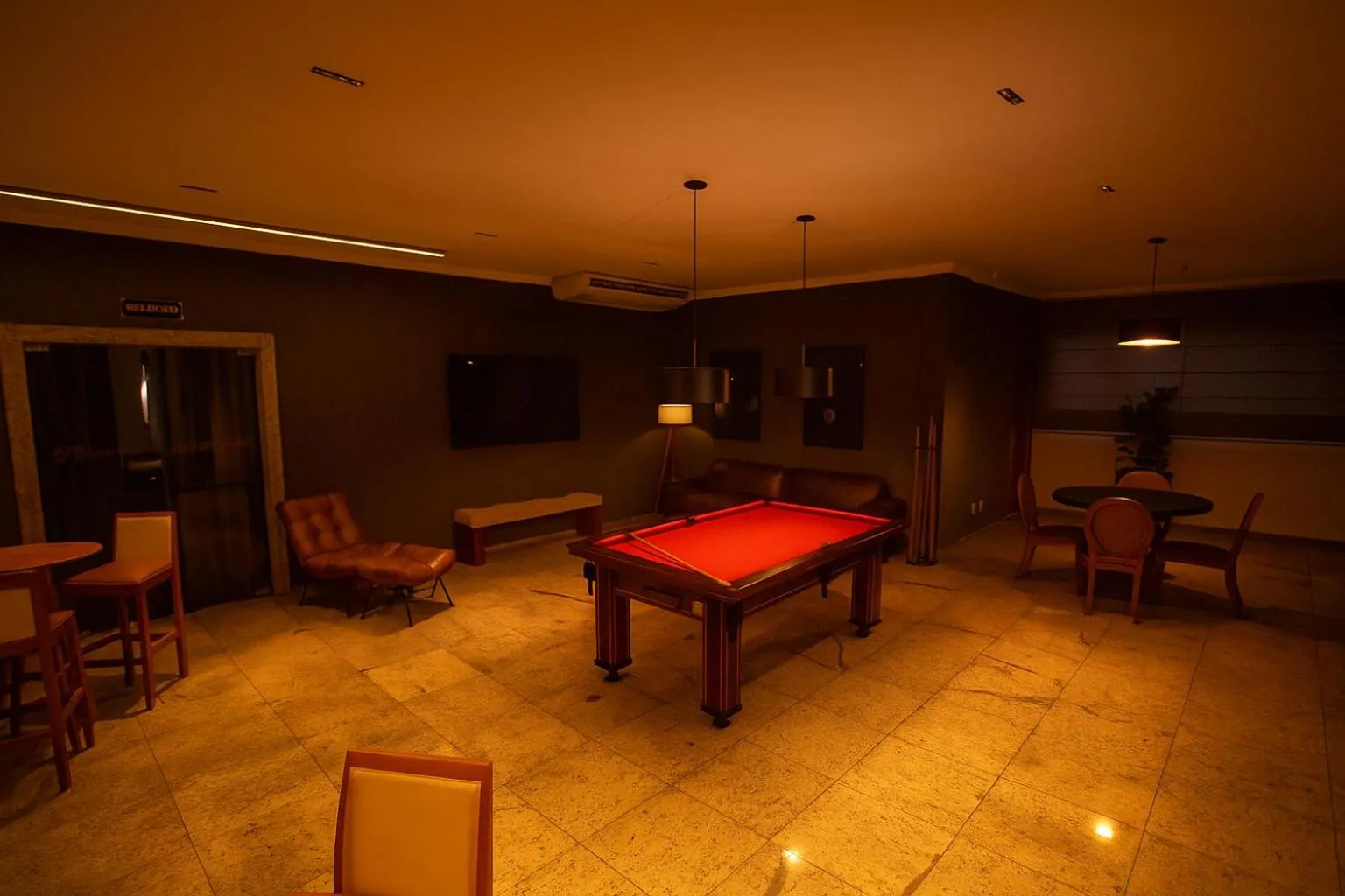 Billiard in Hotel Golden Park Uberaba By Nacional Inn