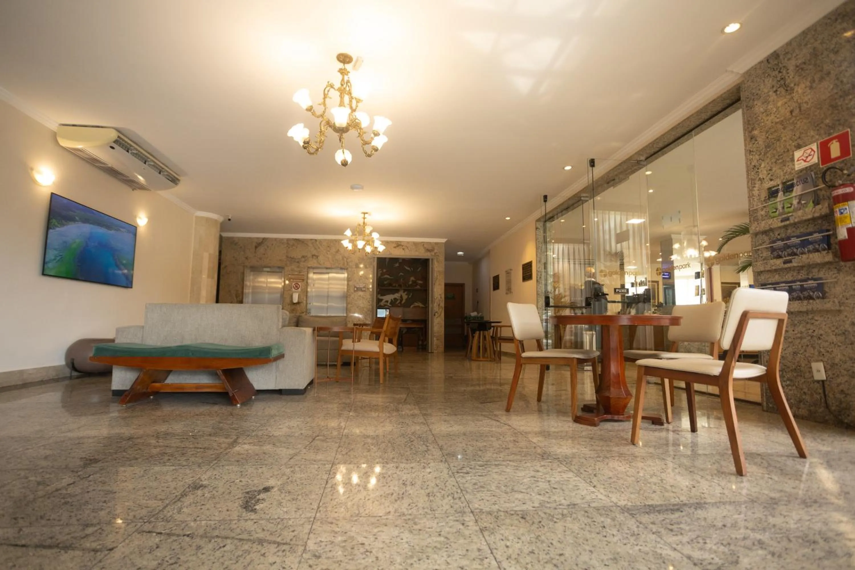 Lobby or reception in Hotel Golden Park Uberaba By Nacional Inn