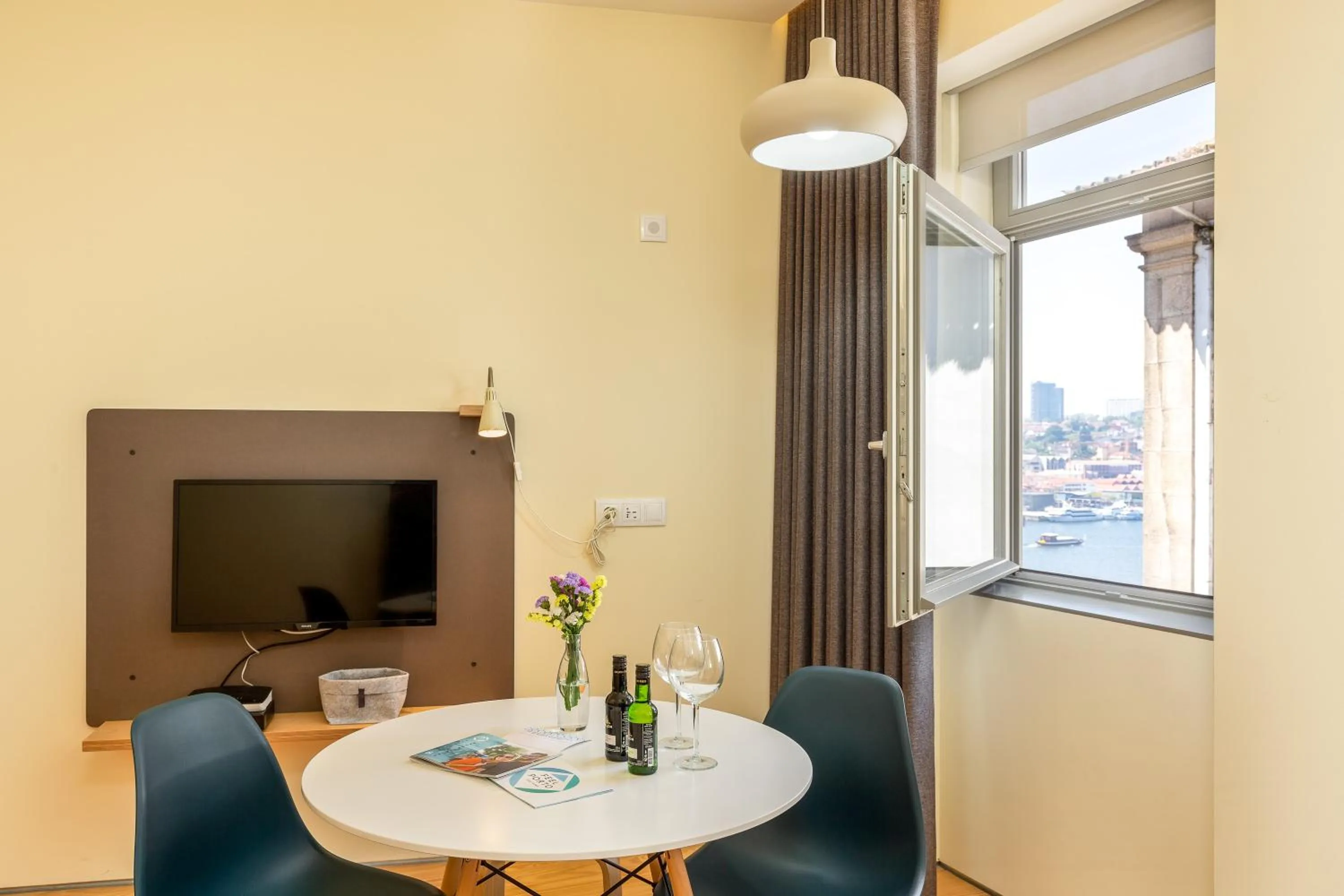Dining area in Feel Porto Codeçal Apartments