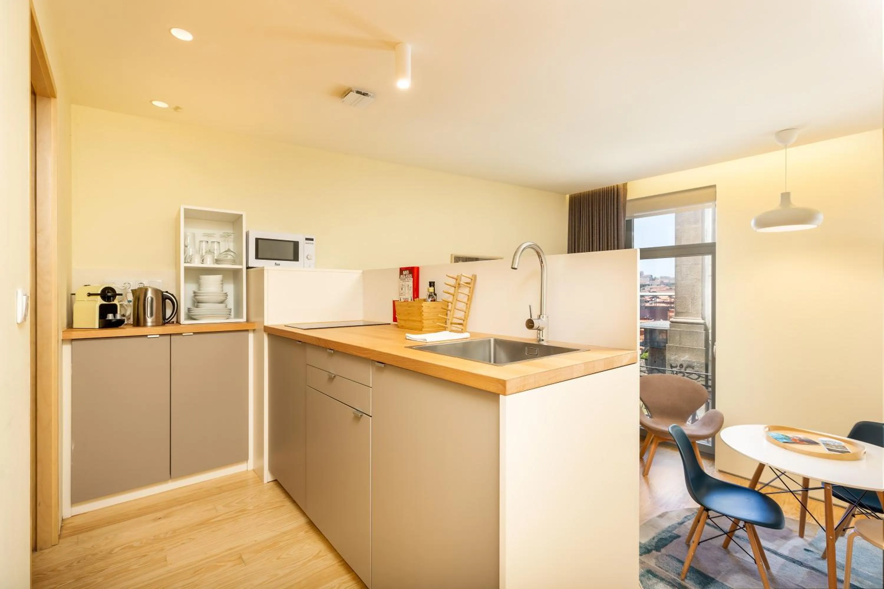 Coffee/tea facilities in Feel Porto Codeçal Apartments