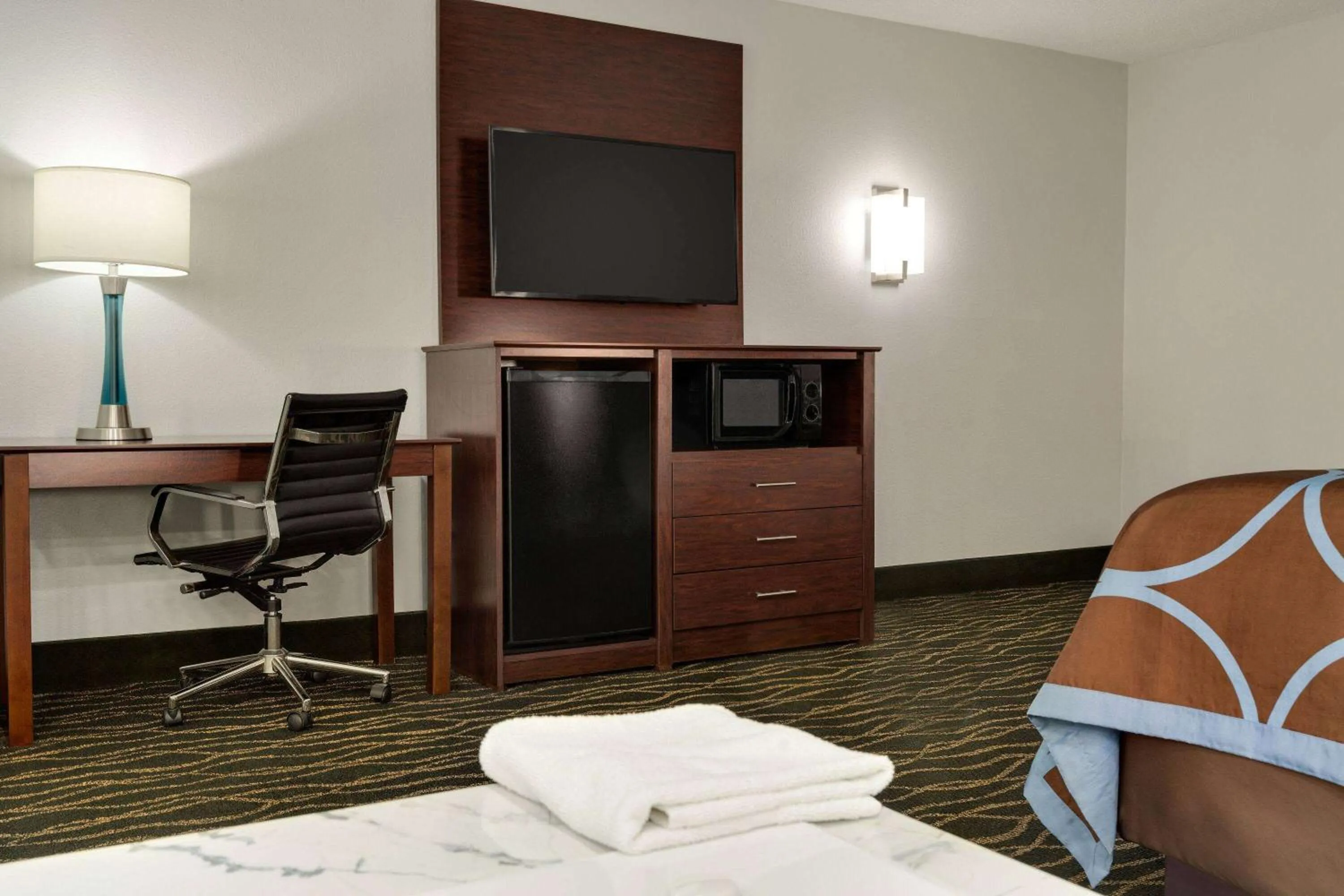 Bed in Super 8 by Wyndham Pearl/Jackson/East