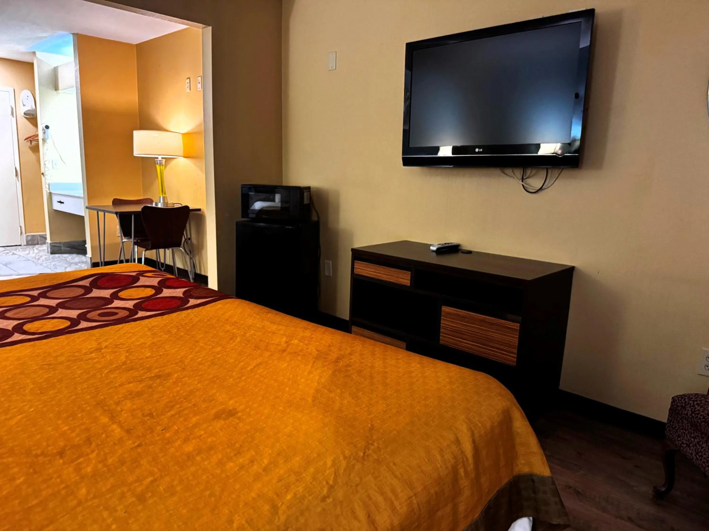 TV and multimedia, Bed in Super 8 by Wyndham Jackson Ridgeland