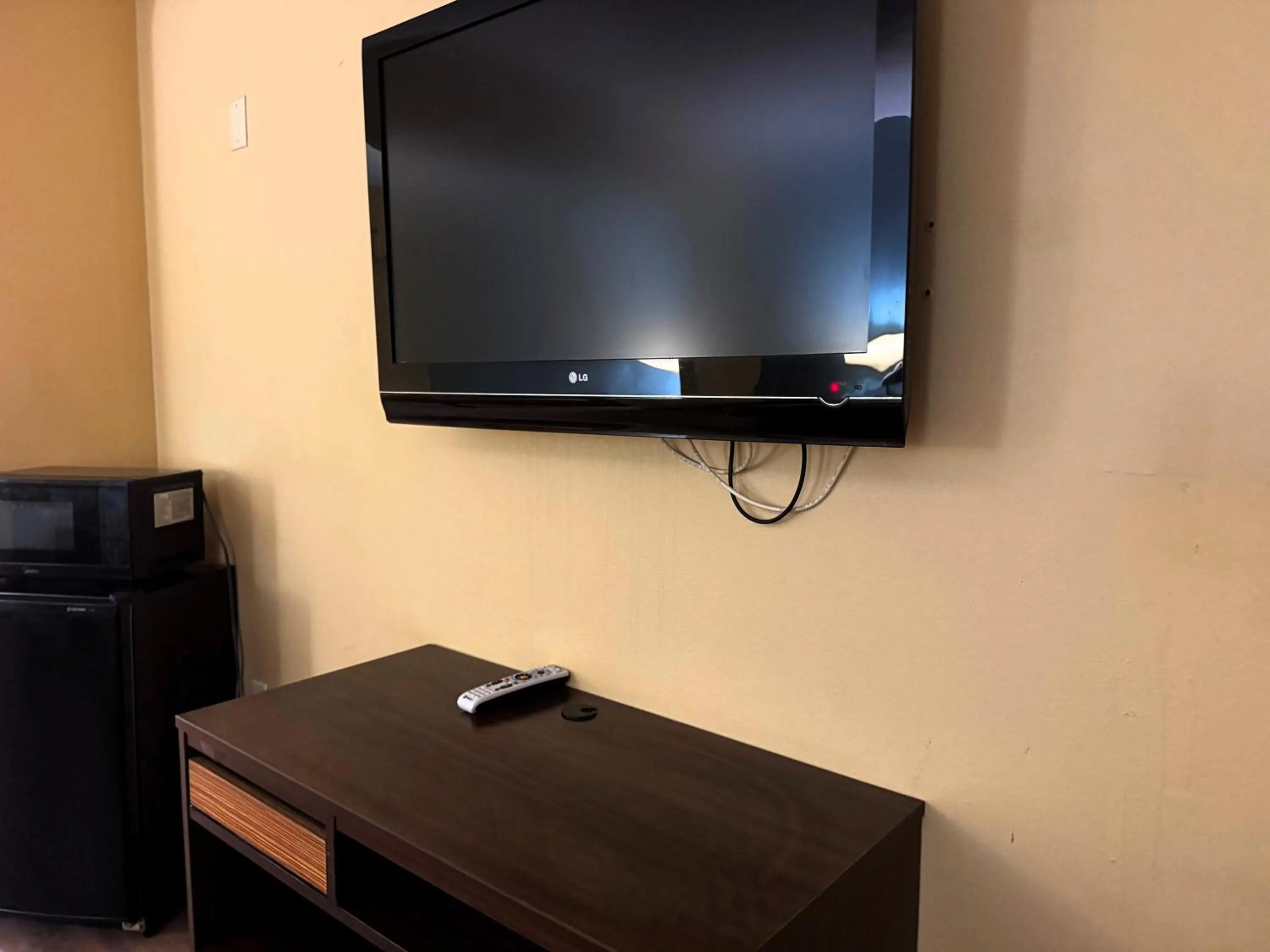 TV and multimedia in Super 8 by Wyndham Jackson Ridgeland