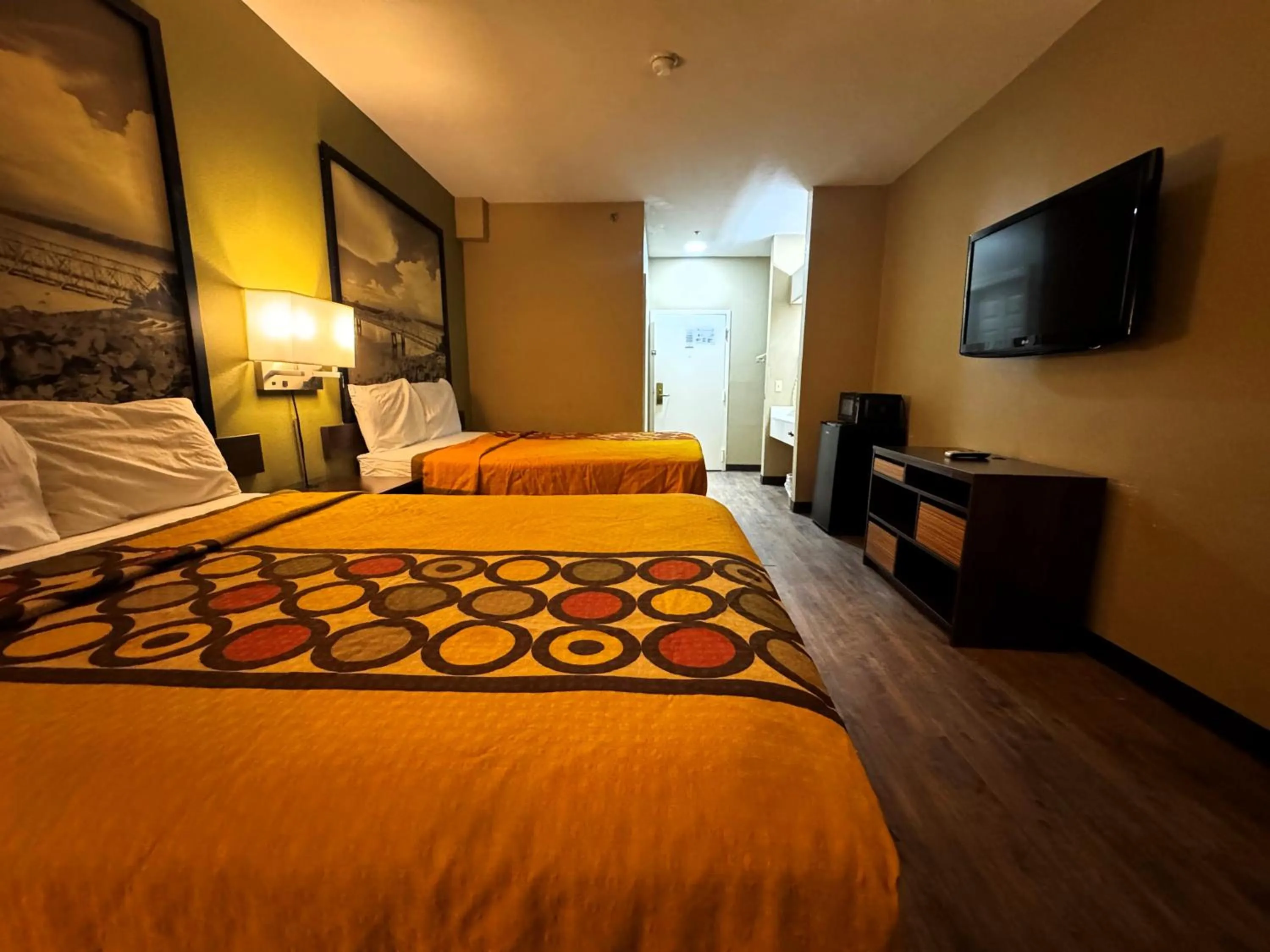 Photo of the whole room, Bed in Super 8 by Wyndham Jackson Ridgeland