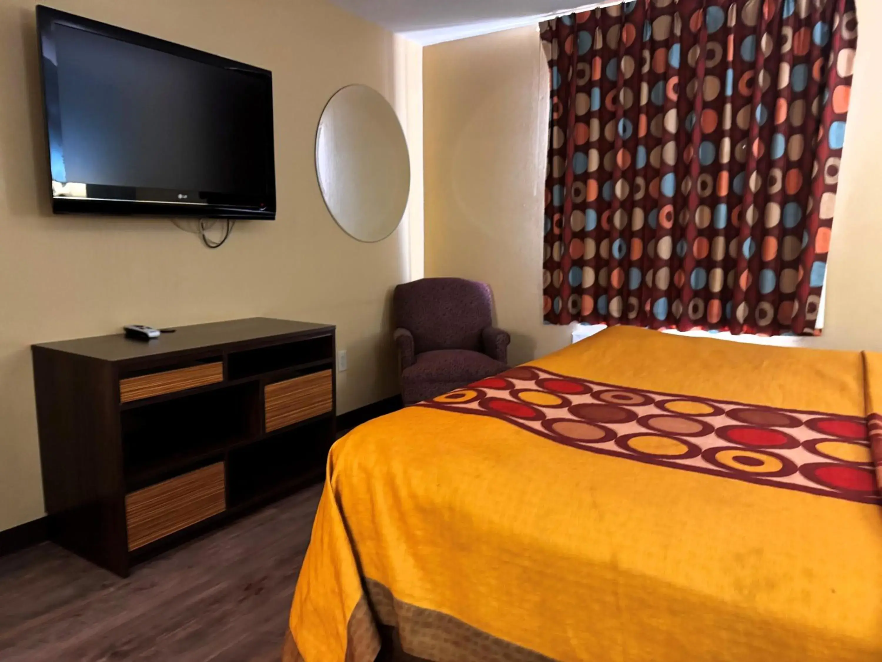 Deluxe King Room with Spa Bath- Smoking in Super 8 by Wyndham Jackson Ridgeland Deluxe King Room with Spa Bath- Smoking in Super 8 by Wyndham Jackson Ridgeland