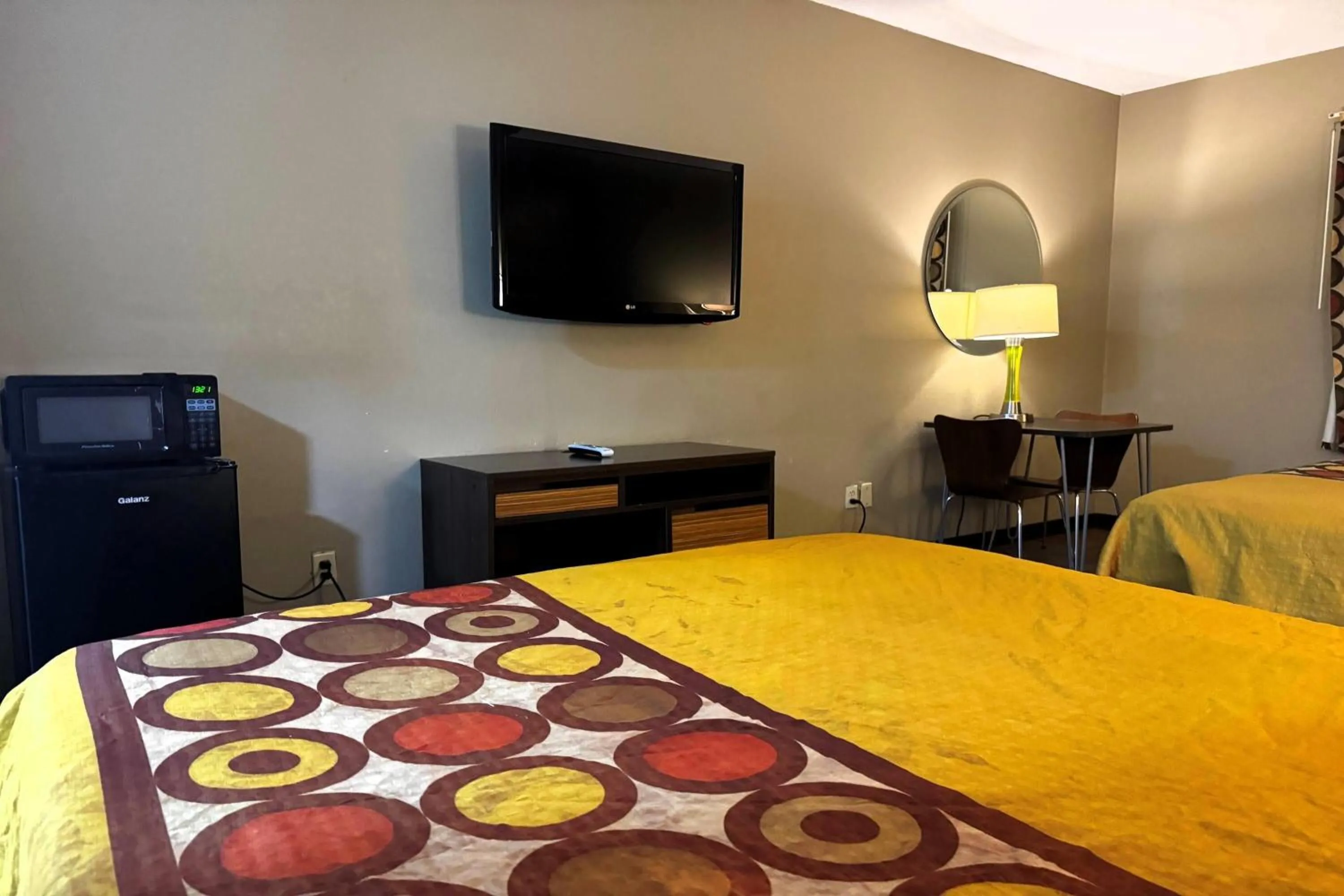 Photo of the whole room, Bed in Super 8 by Wyndham Jackson Ridgeland