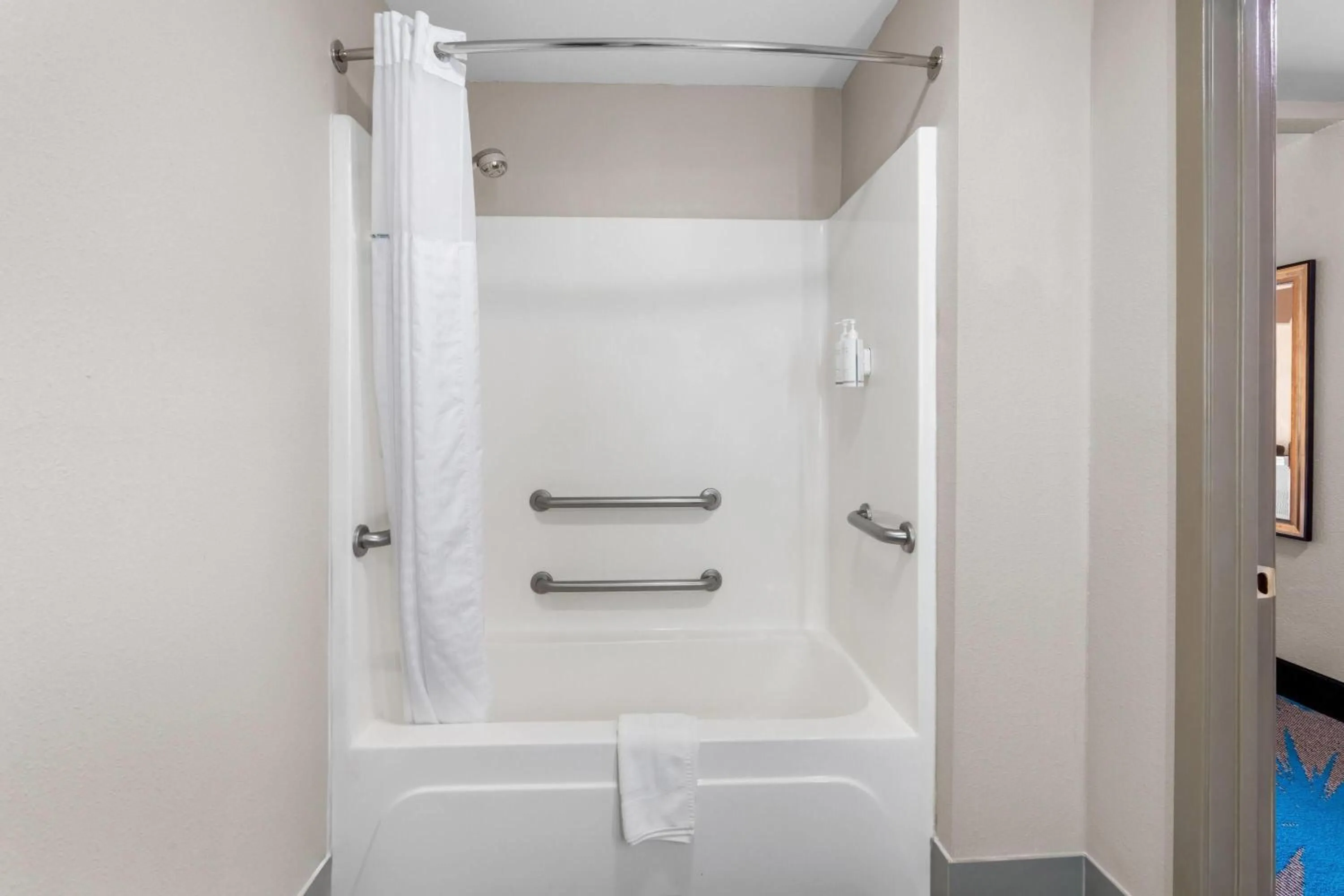 Bathroom in Days Inn & Suites by Wyndham Ridgeland