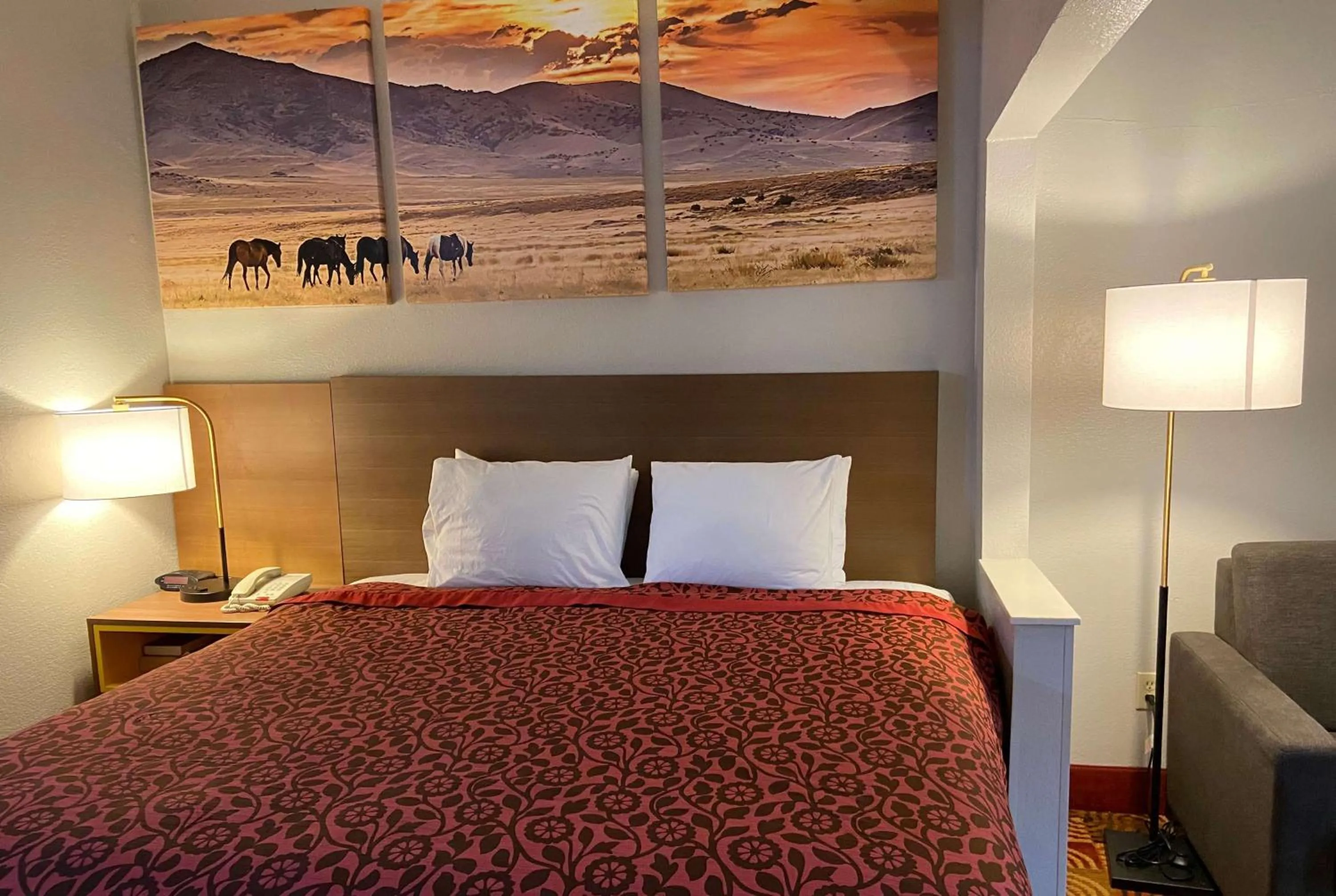 Photo of the whole room, Bed in Days Inn & Suites by Wyndham Ridgeland