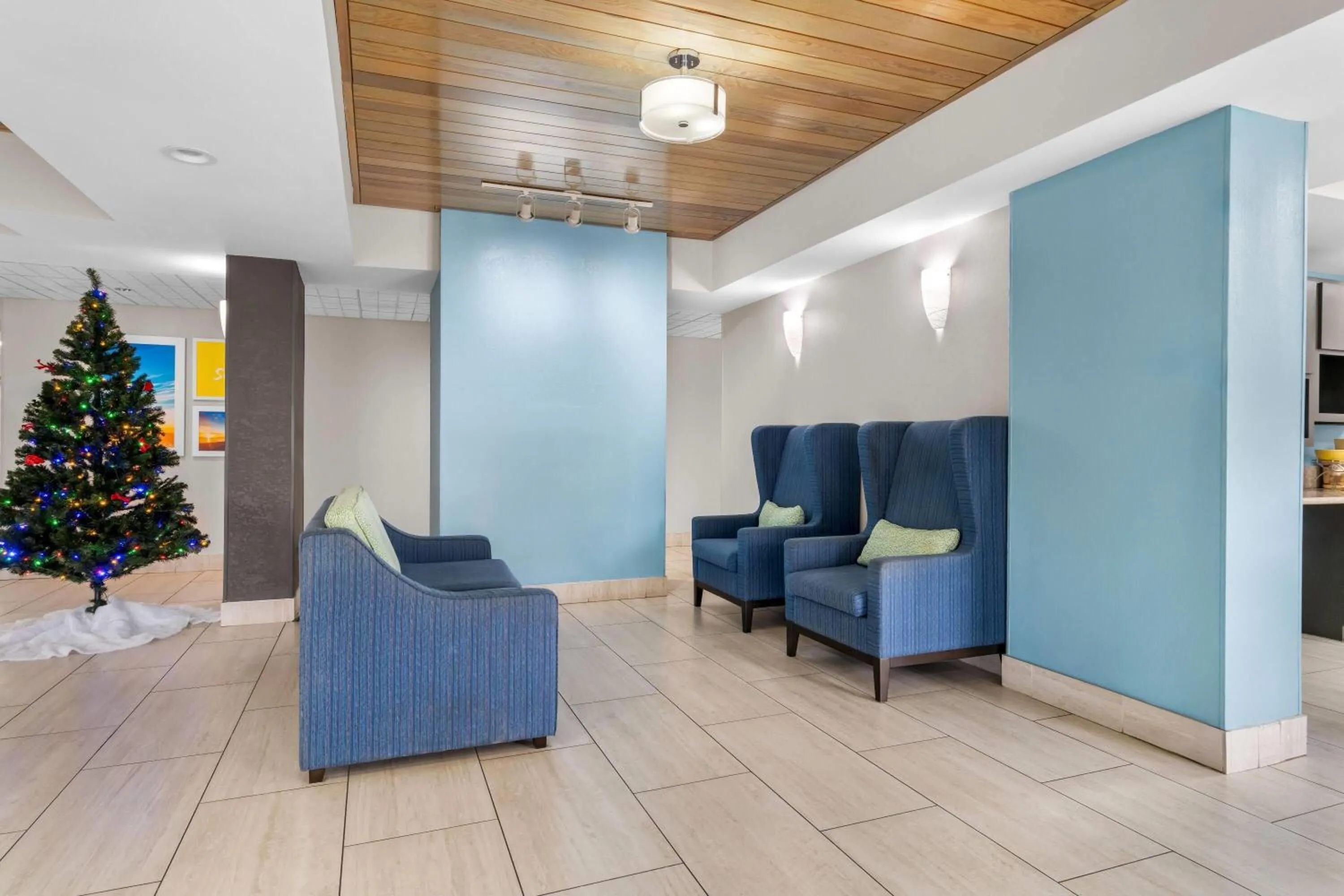 Lobby or reception in Days Inn & Suites by Wyndham Ridgeland