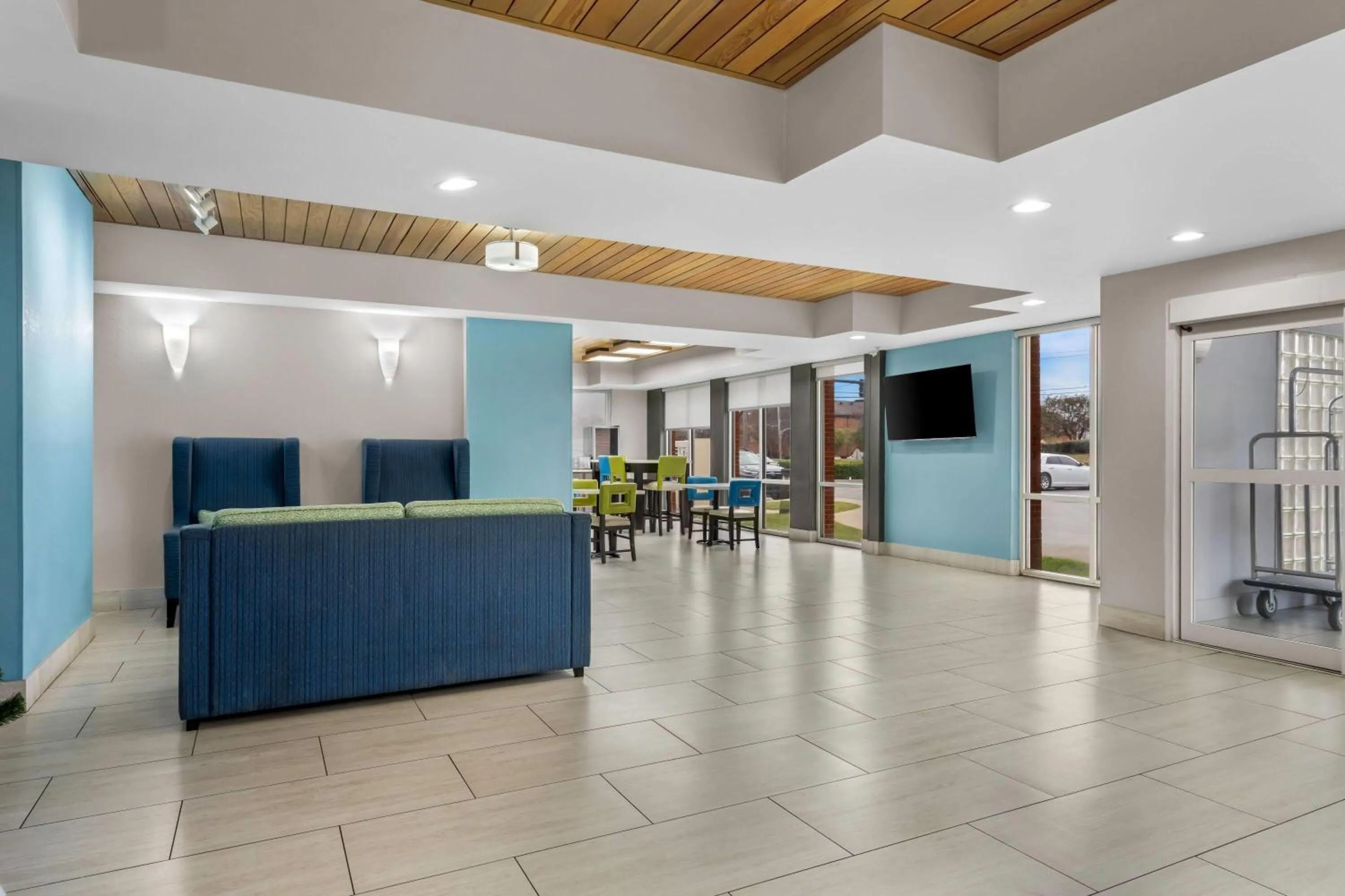 Lobby or reception in Days Inn & Suites by Wyndham Ridgeland