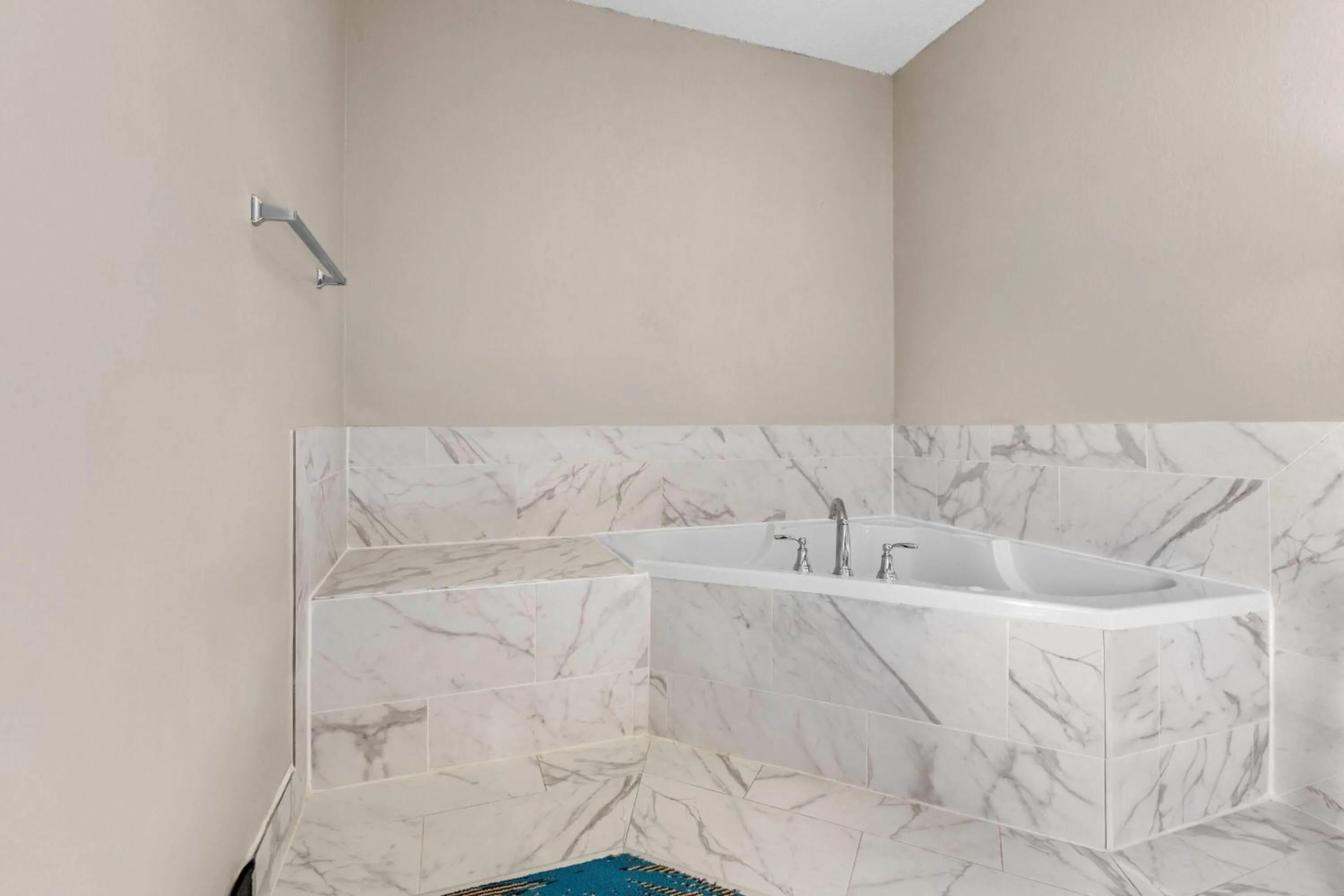 Bath in Days Inn & Suites by Wyndham Ridgeland