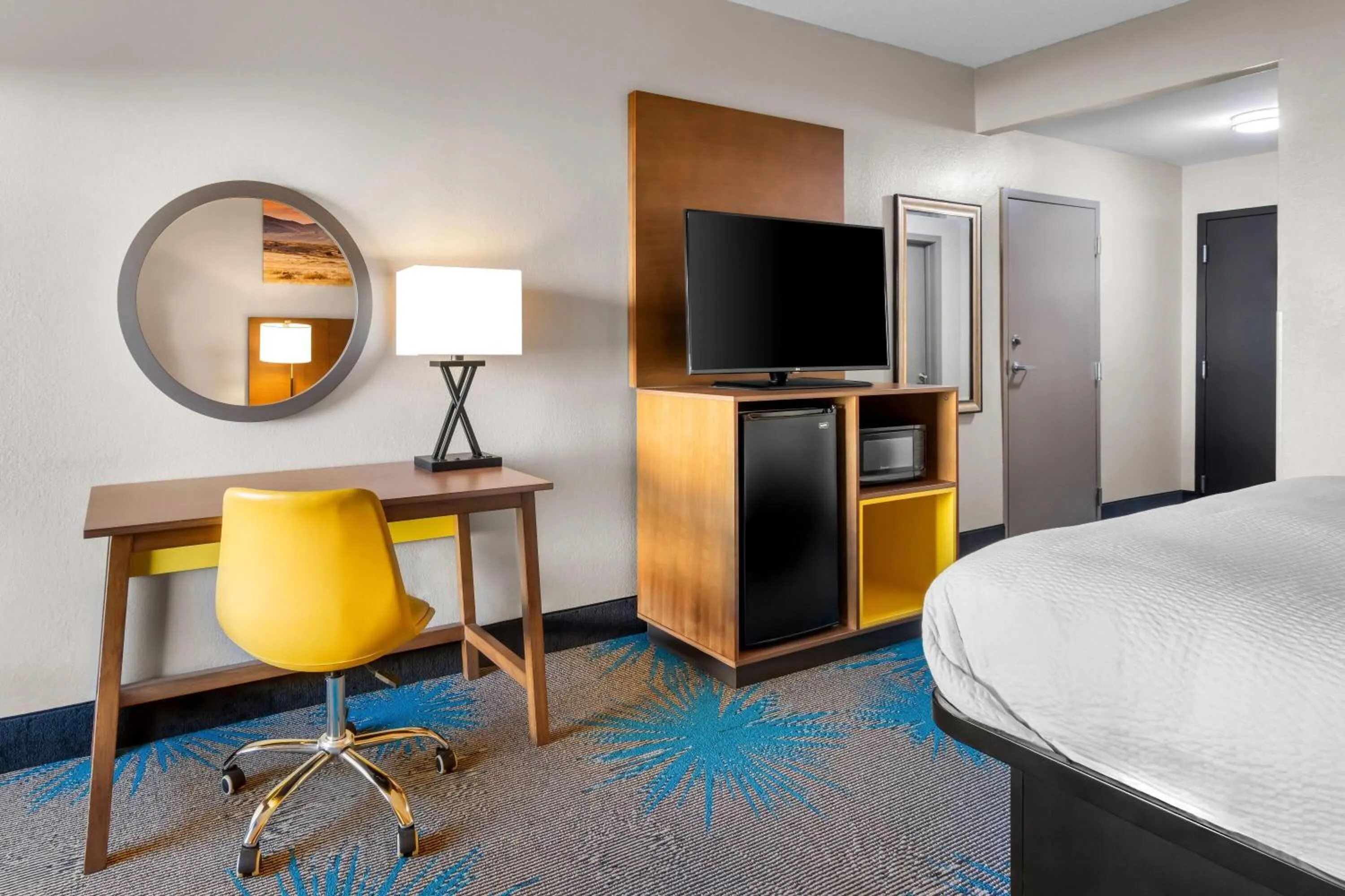 Bed in Days Inn & Suites by Wyndham Ridgeland