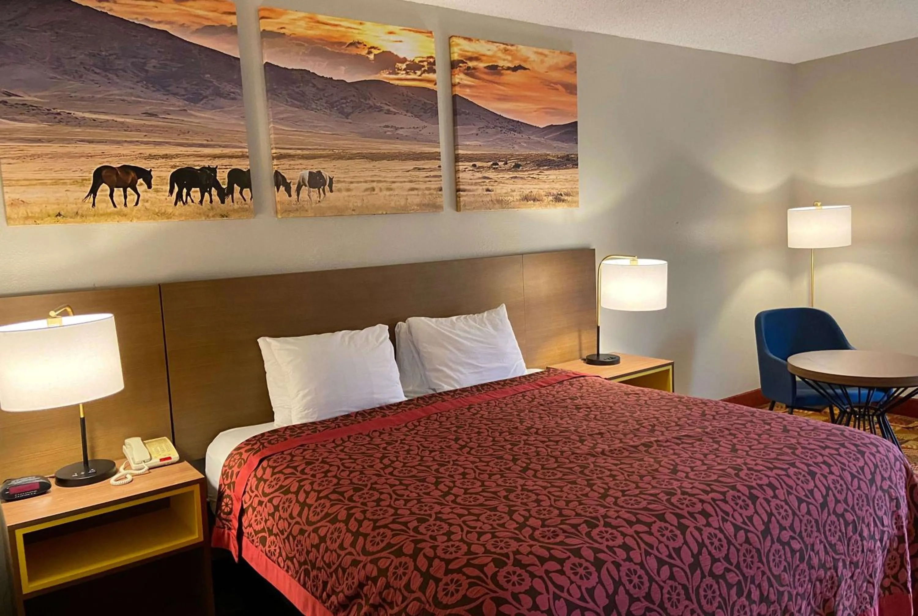 Photo of the whole room, Bed in Days Inn & Suites by Wyndham Ridgeland