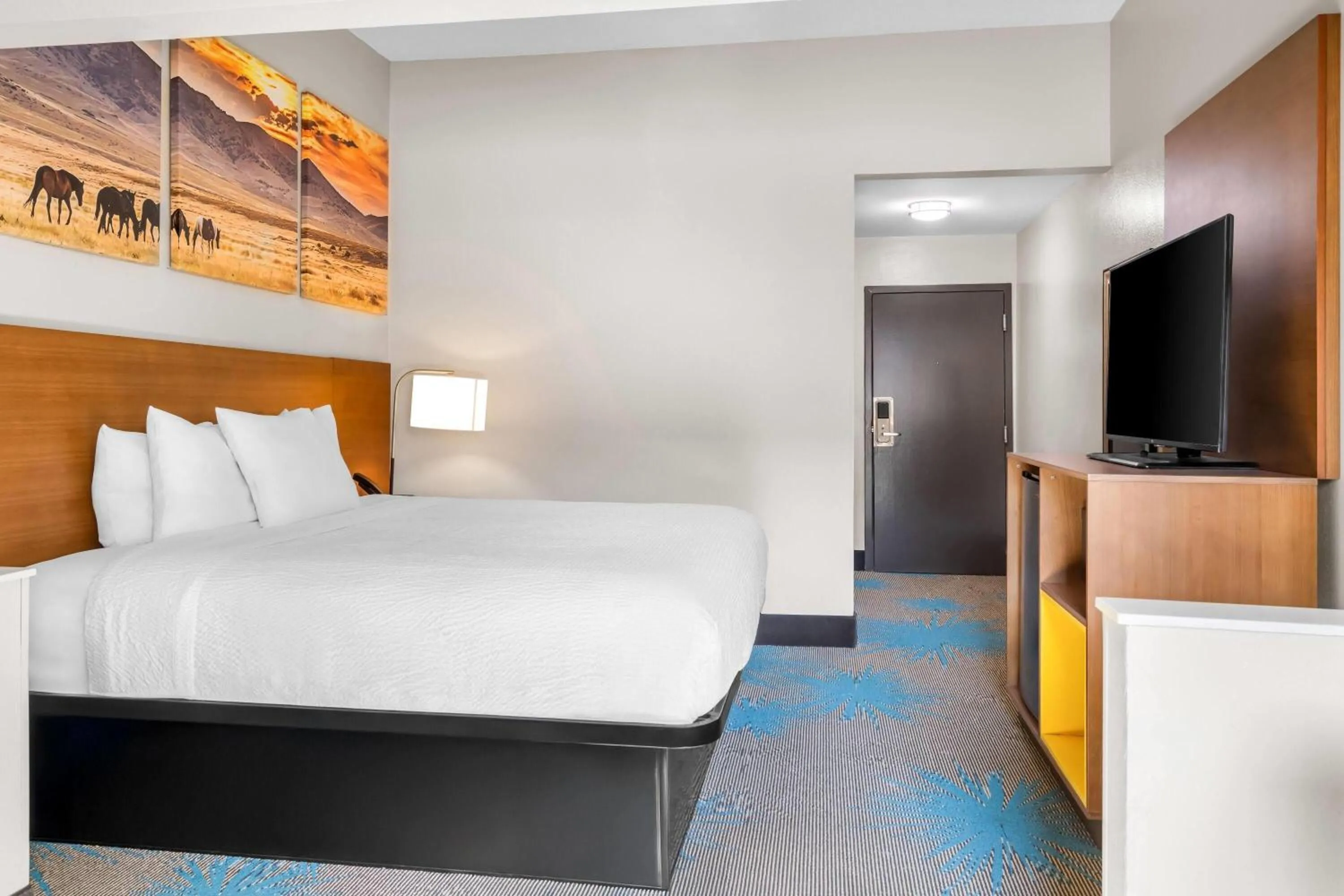 Photo of the whole room, Bed in Days Inn & Suites by Wyndham Ridgeland