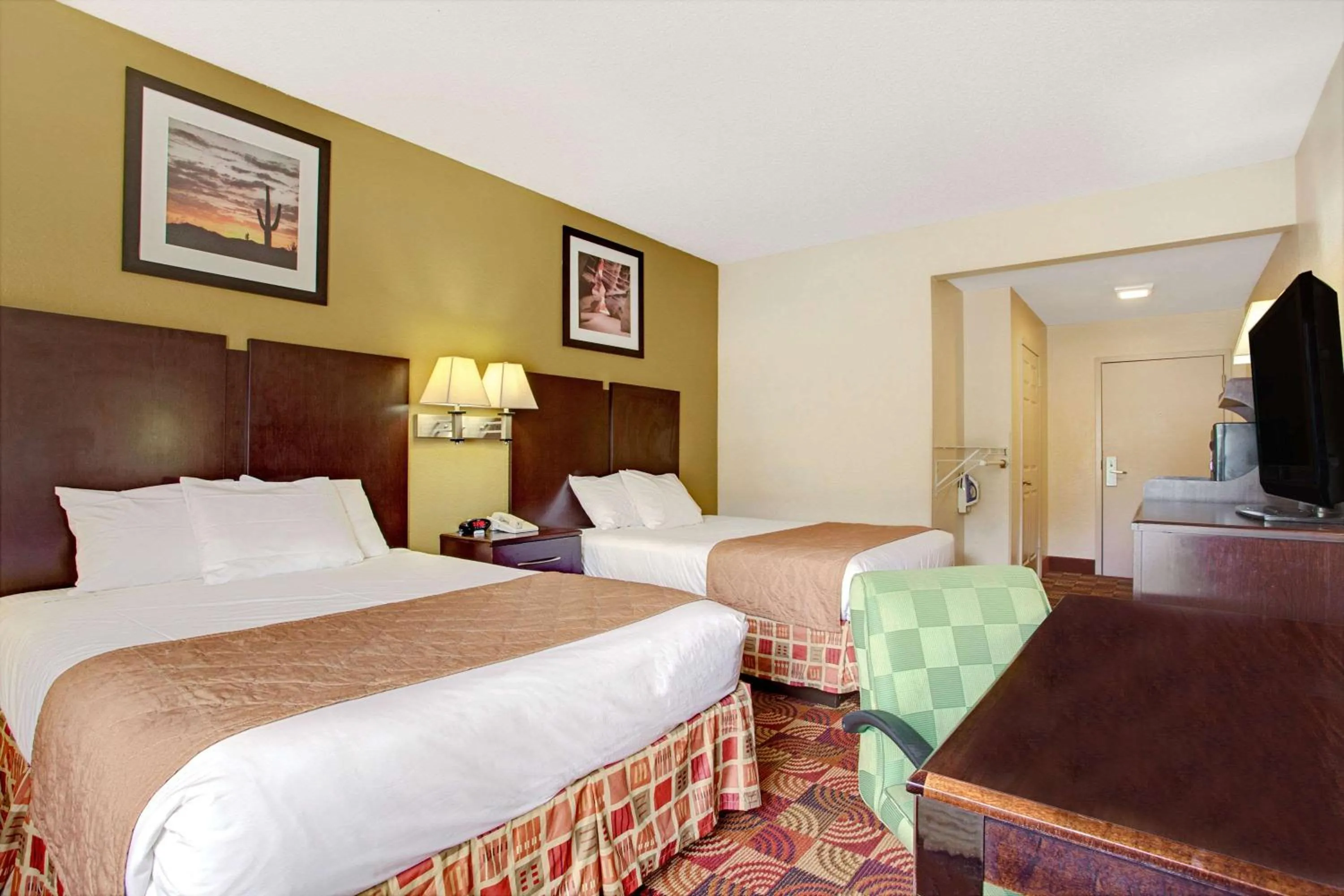 Photo of the whole room, Bed in Days Inn & Suites by Wyndham Ridgeland