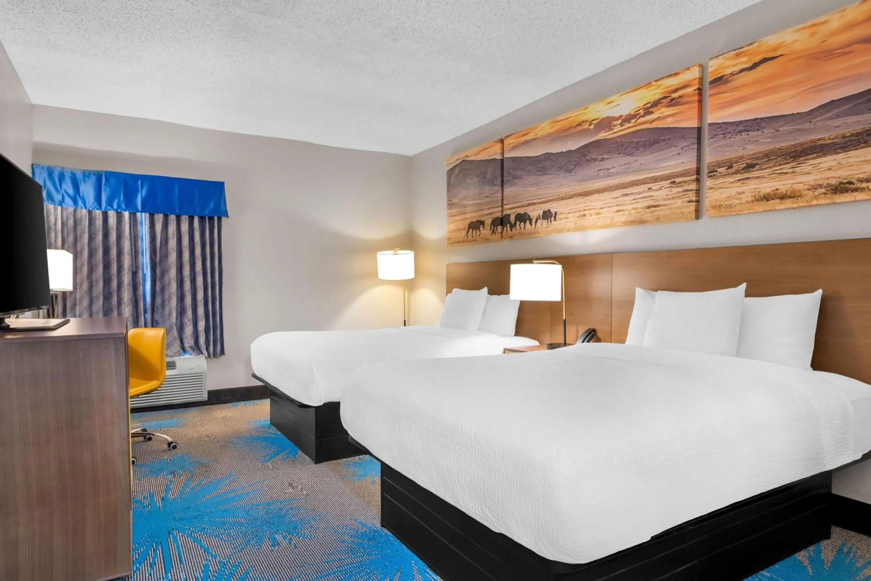 Bed in Days Inn & Suites by Wyndham Ridgeland