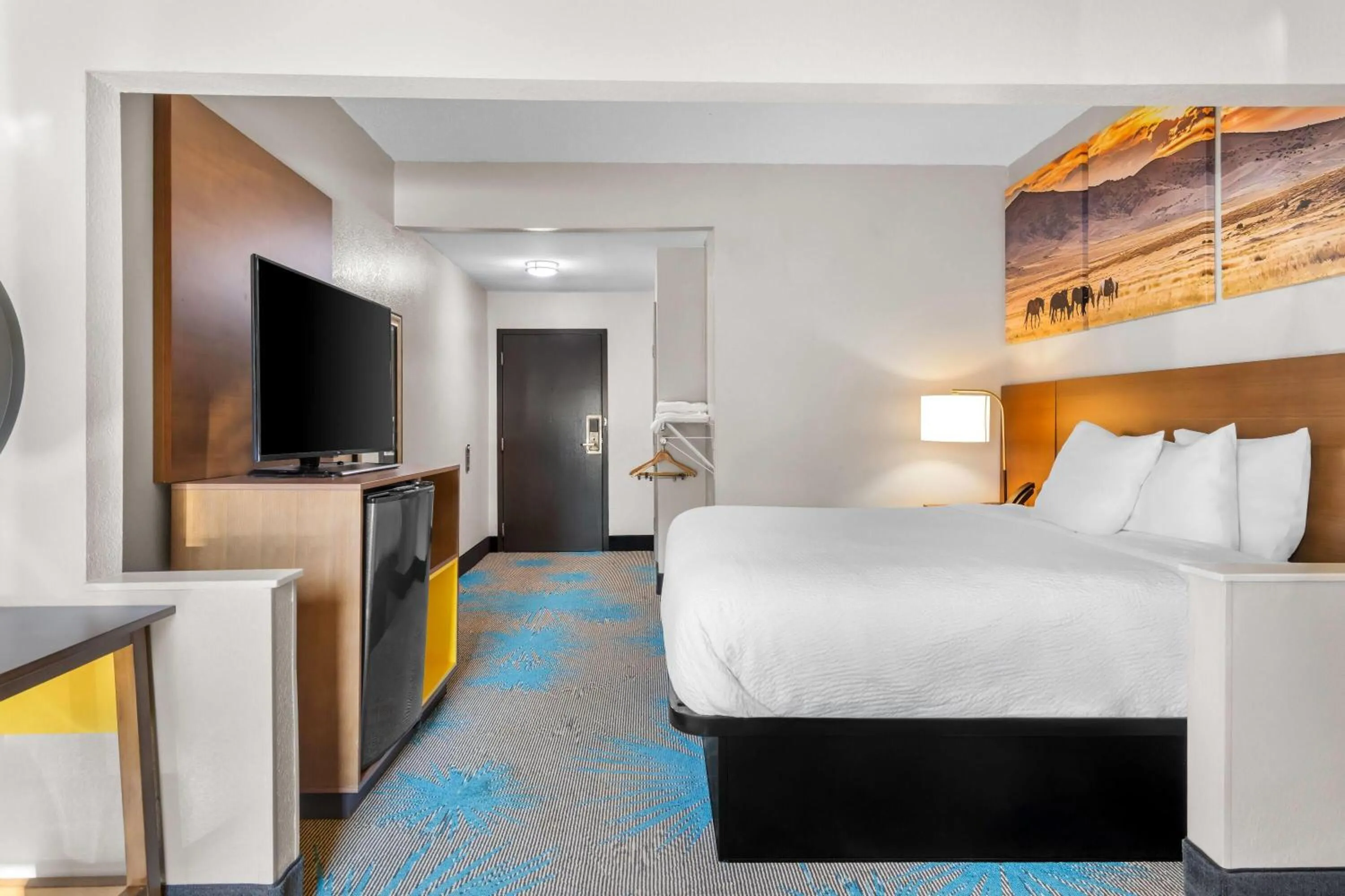 Photo of the whole room, Bed in Days Inn & Suites by Wyndham Ridgeland