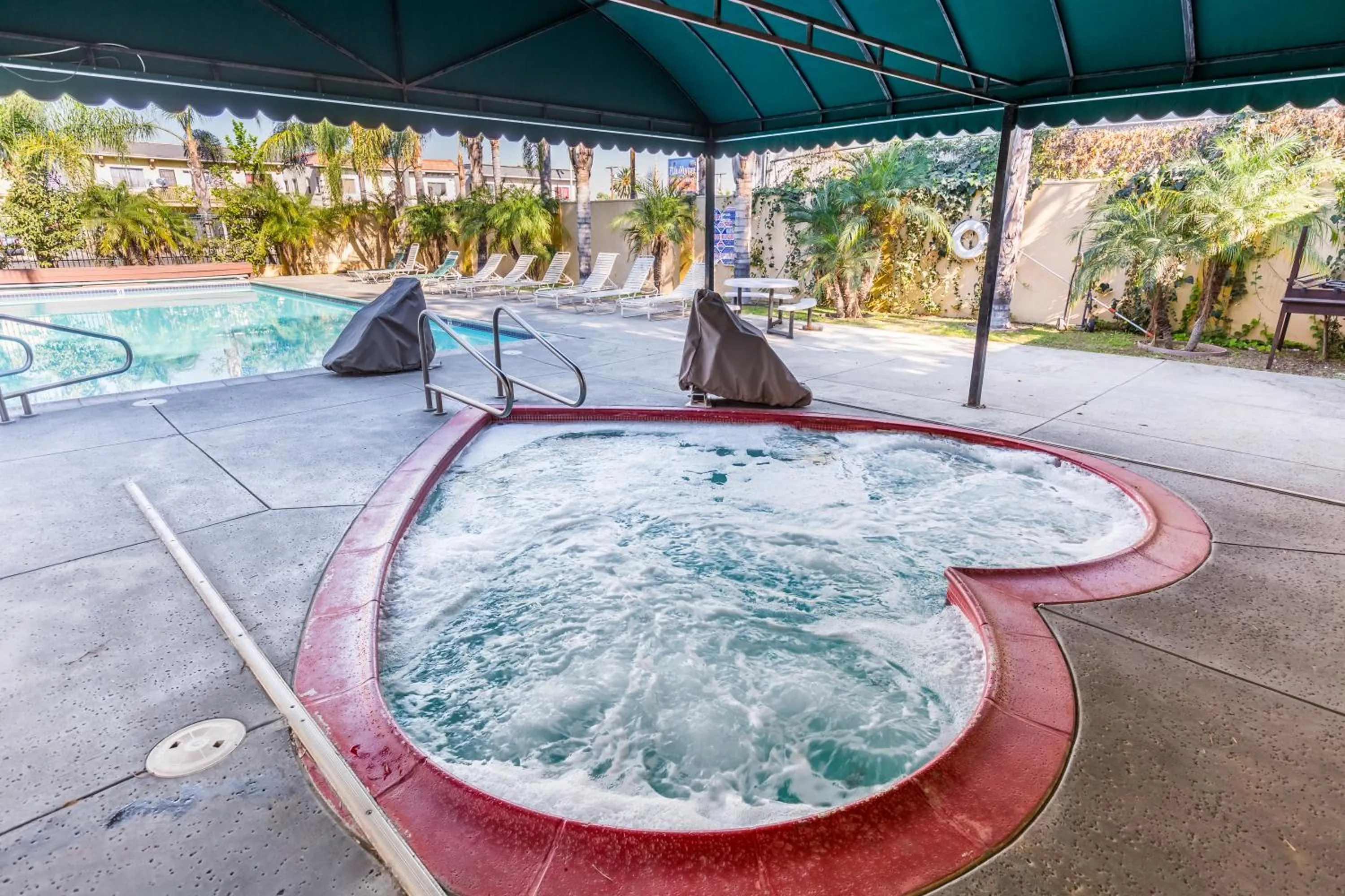 Swimming Pool in Colonial Pool & Spa Motel