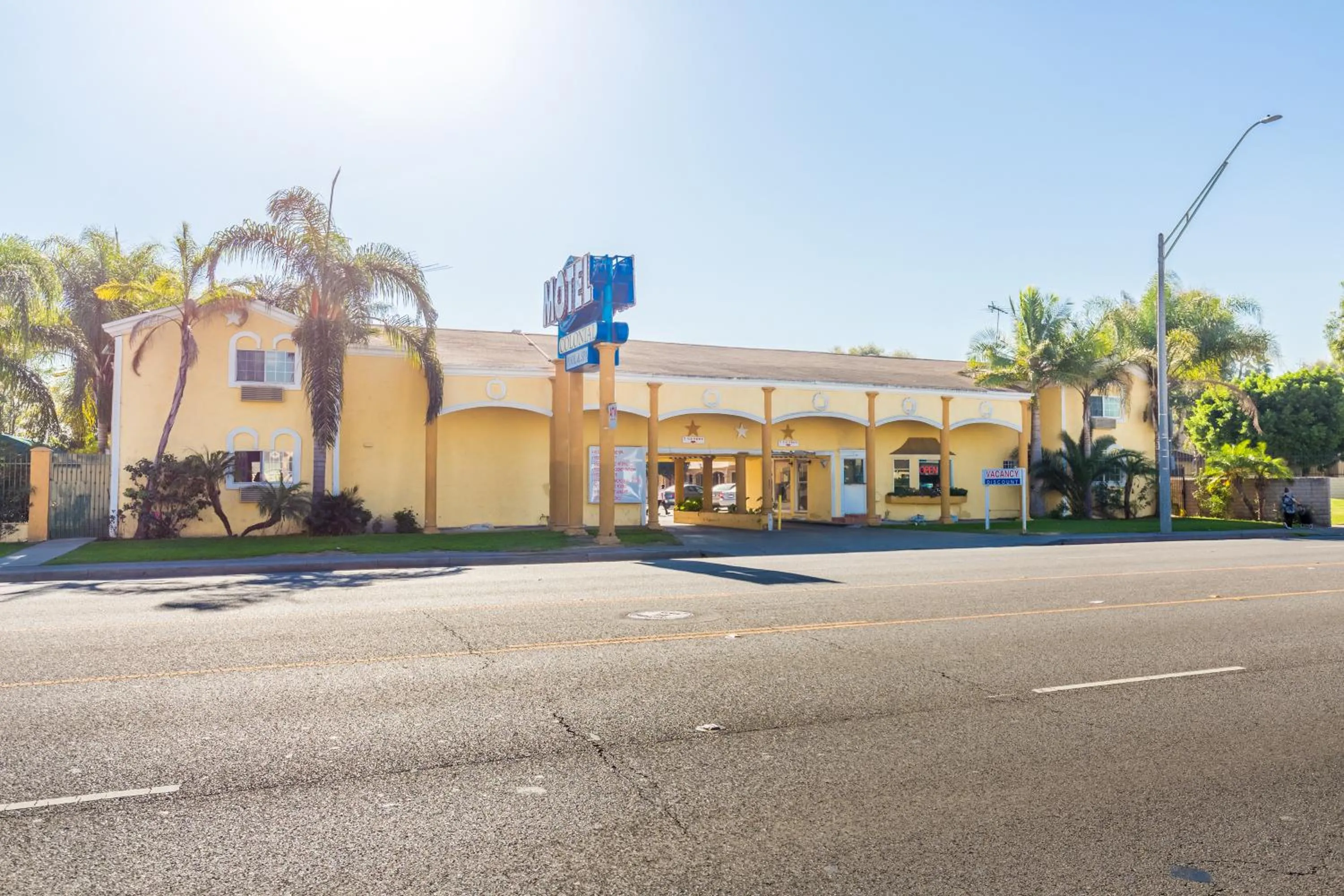 Property Building in Colonial Pool & Spa Motel
