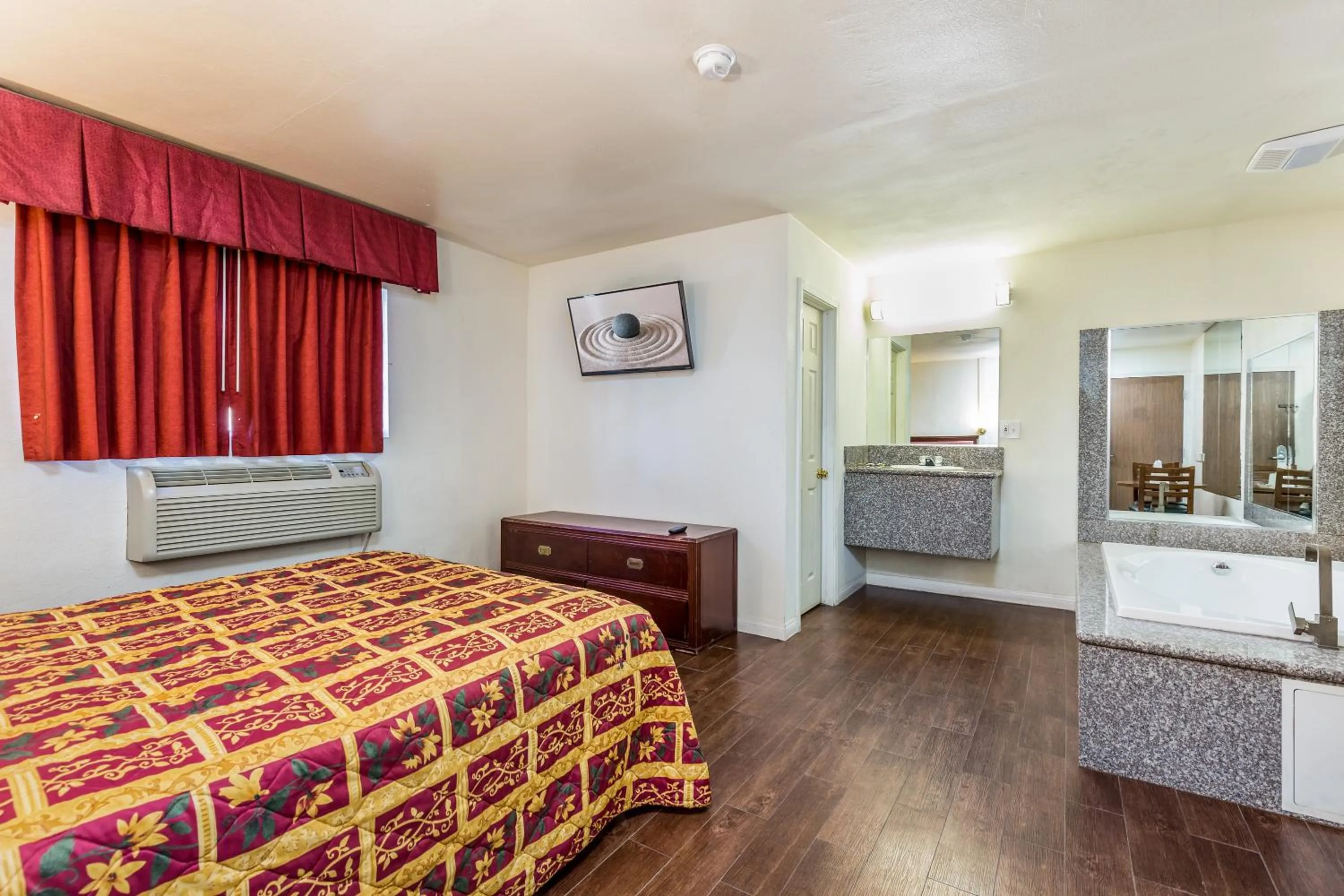 Colonial Pool & Spa Motel